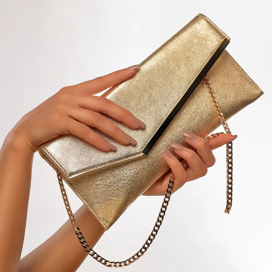 sac-cuir-dore.webp Accessoire en cuir doré pour tenues raffinées