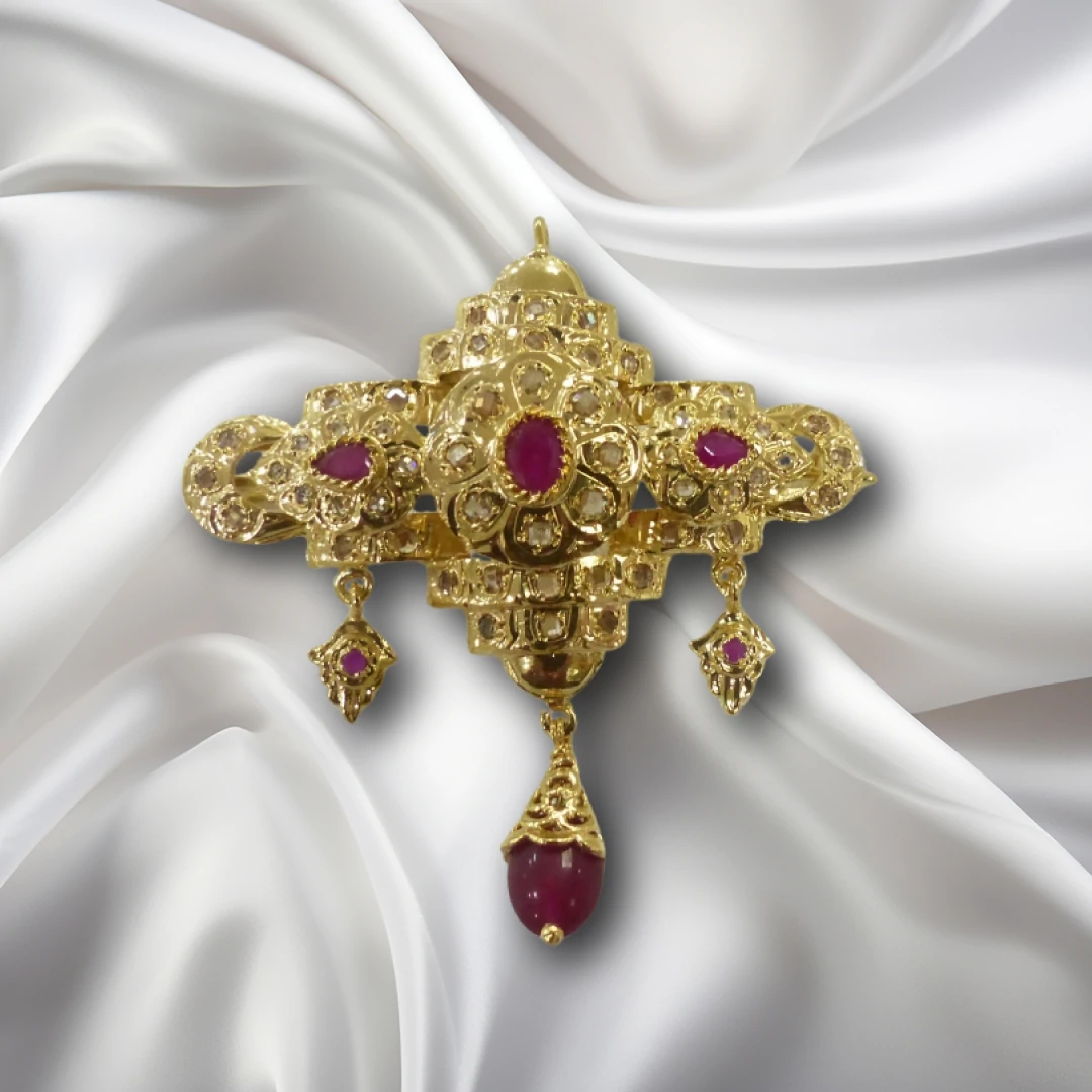 Broche-rubis-1.webp Broche Rubis – Bijoux Artisanaux en Or Jaune avec Pierres Précieuses