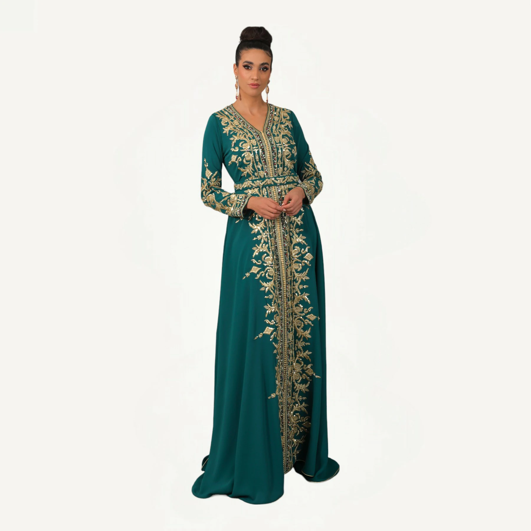 Caftan-amber-1.webp Vue complète du Caftan Amber, tenue marocaine élégante en bleu vert avec broderies dorées, parfaite pour occasions spéciales.