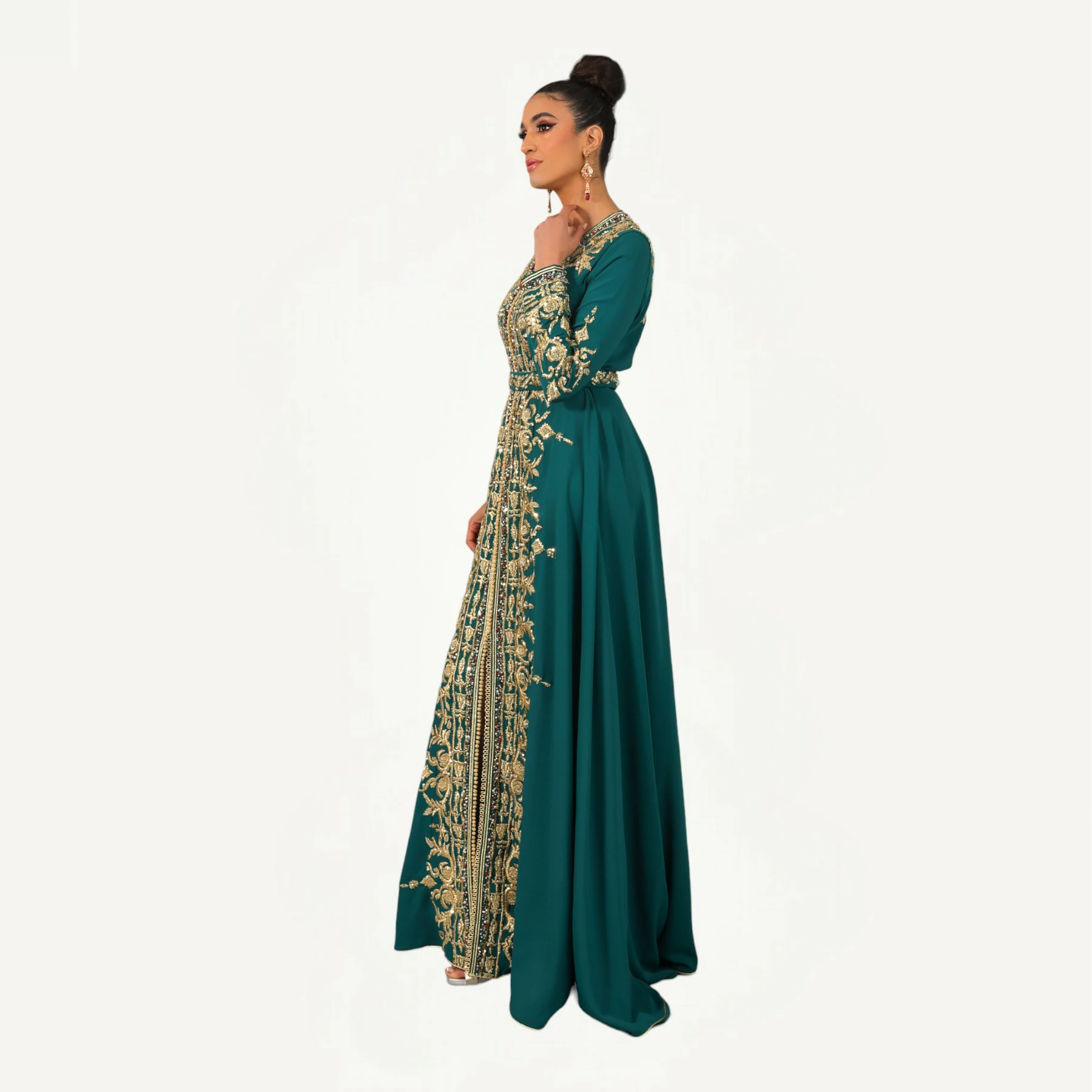 Caftan-amber-2.webp Vue complète du Caftan Amber, tenue marocaine élégante en bleu vert avec broderies dorées, parfaite pour occasions spéciales.