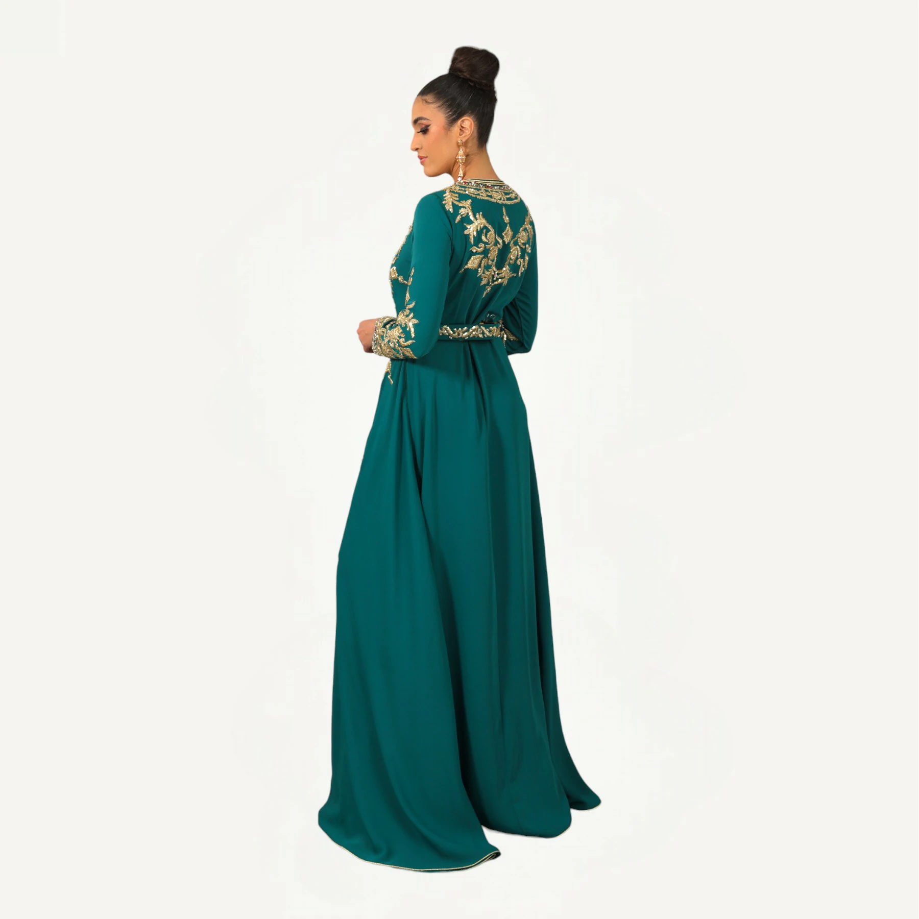 Caftan-amber-4.webp Vue complète du Caftan Amber, tenue marocaine élégante en bleu vert avec broderies dorées, parfaite pour occasions spéciales.