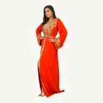 Caftan Zumurrud orange, orné de perles dorées, confectionné à la main, idéal pour mariages et événements spéciaux.