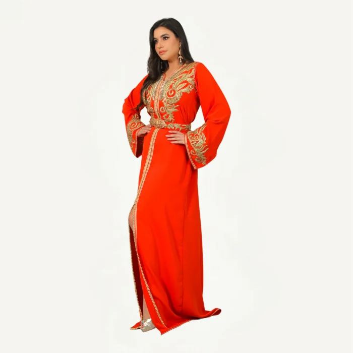 Caftan Zumurrud orange, orné de perles dorées, confectionné à la main, idéal pour mariages et événements spéciaux.