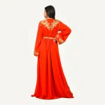 Caftan Zumurrud orange, orné de perles dorées, confectionné à la main, idéal pour mariages et événements spéciaux.