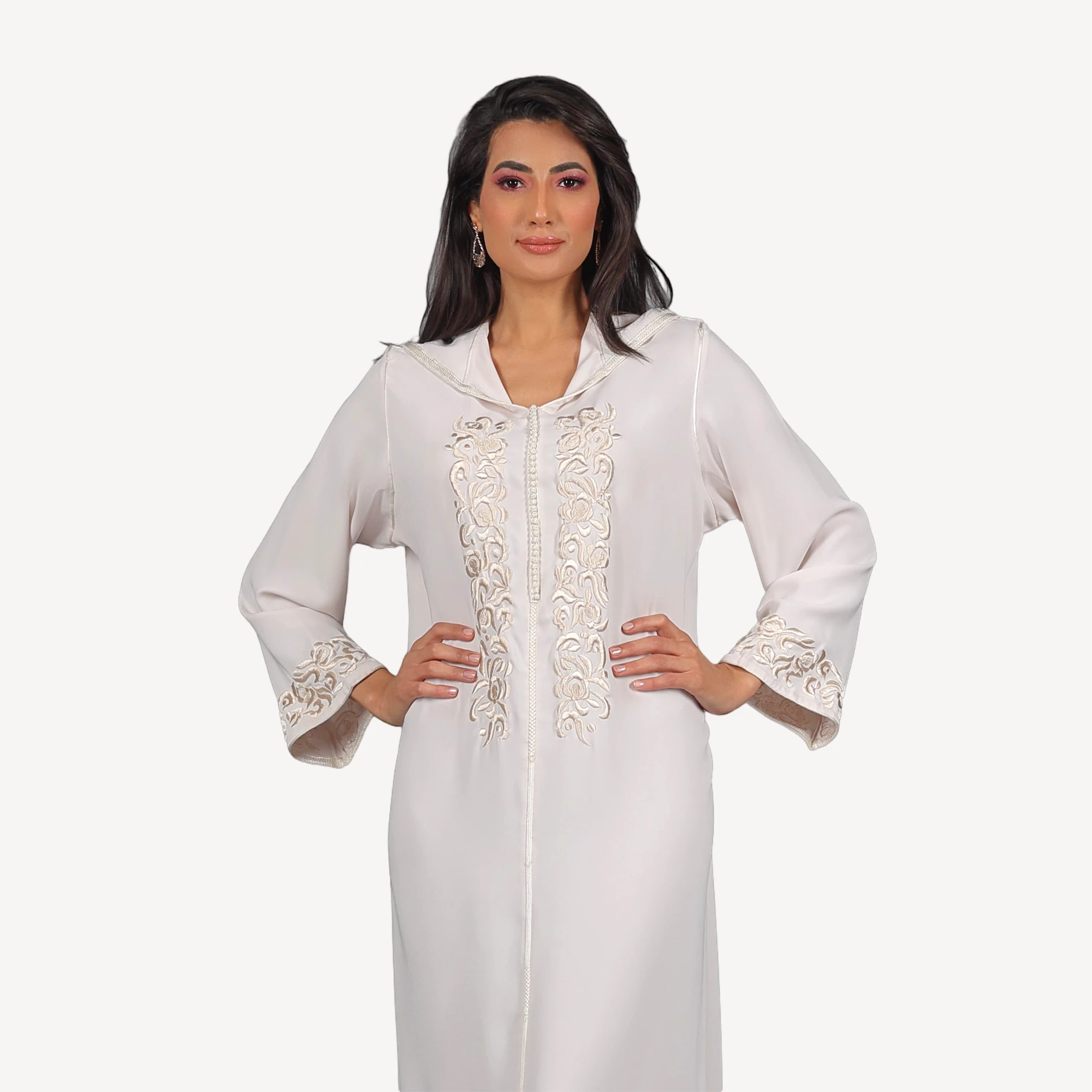 Djellaba-Dana-Mautassin-Blanc-2.webp Djellaba Dana Mautassin blanche en crêpe léger, ornée de broderies délicates, idéale pour des mariages ou soirées élégantes.