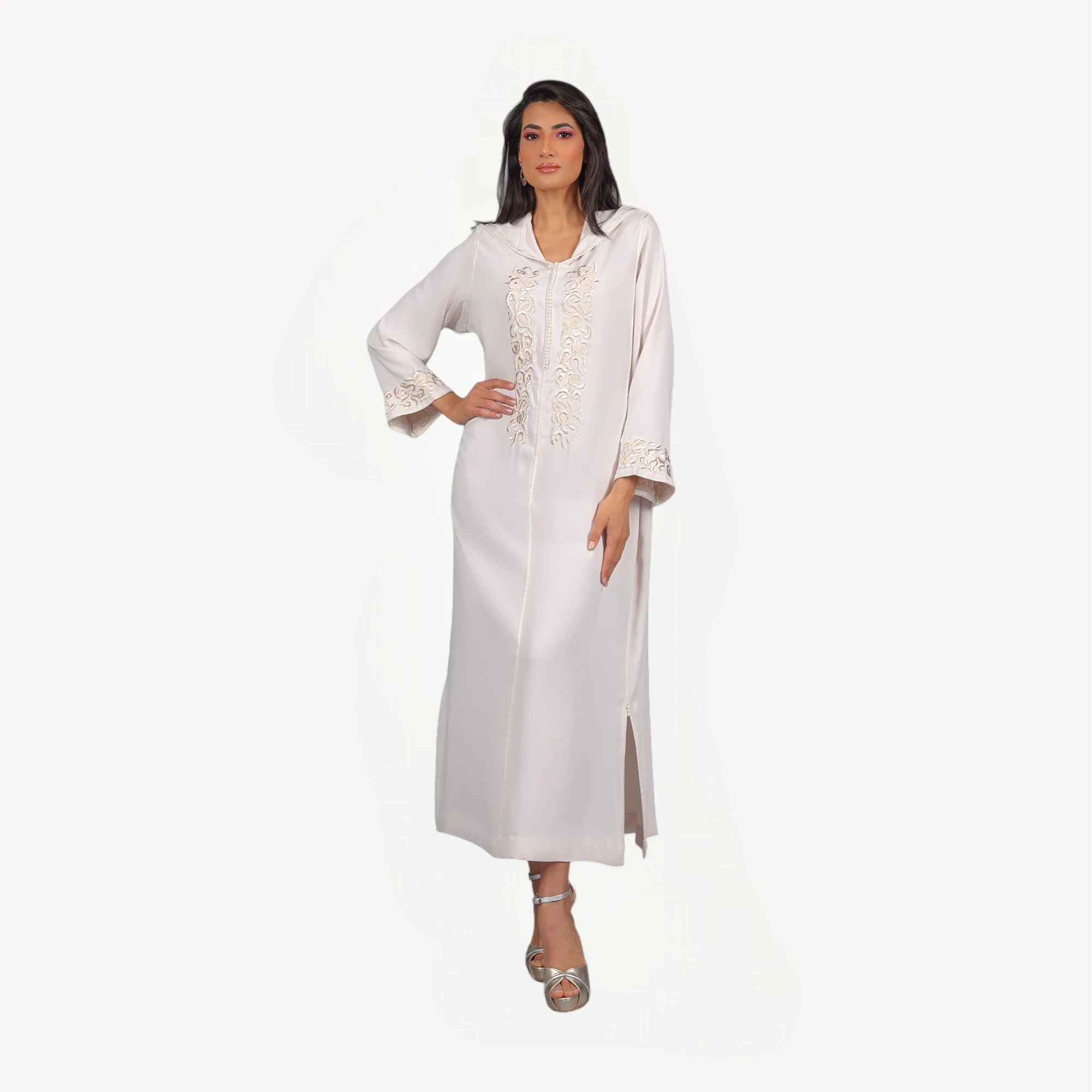 Djellaba-Dana-Mautassin-Blanc1.webp Djellaba Dana Mautassin blanche en crêpe léger, ornée de broderies délicates, idéale pour des mariages ou soirées élégantes.