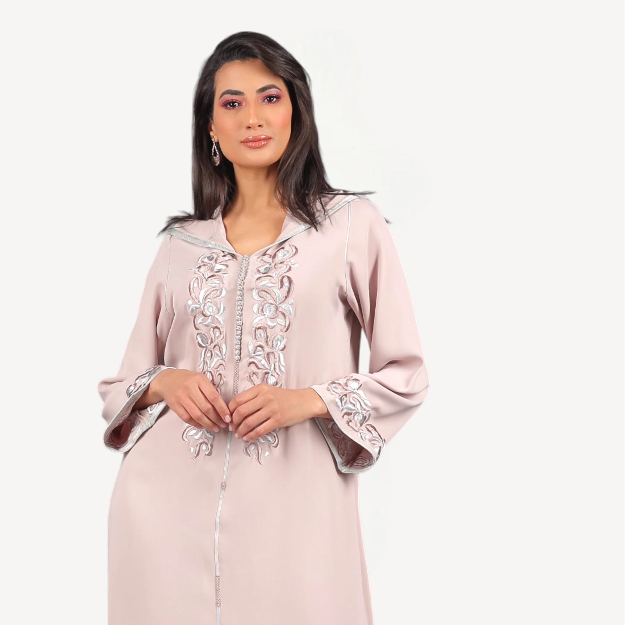 Djellaba-Dana-Mautassin-Rose-nude1.webp Djellaba Dana Mautassin rose nude, confectionnée à la main en crêpe fluide avec broderies raffinées, une tenue artisanale chic et intemporelle.