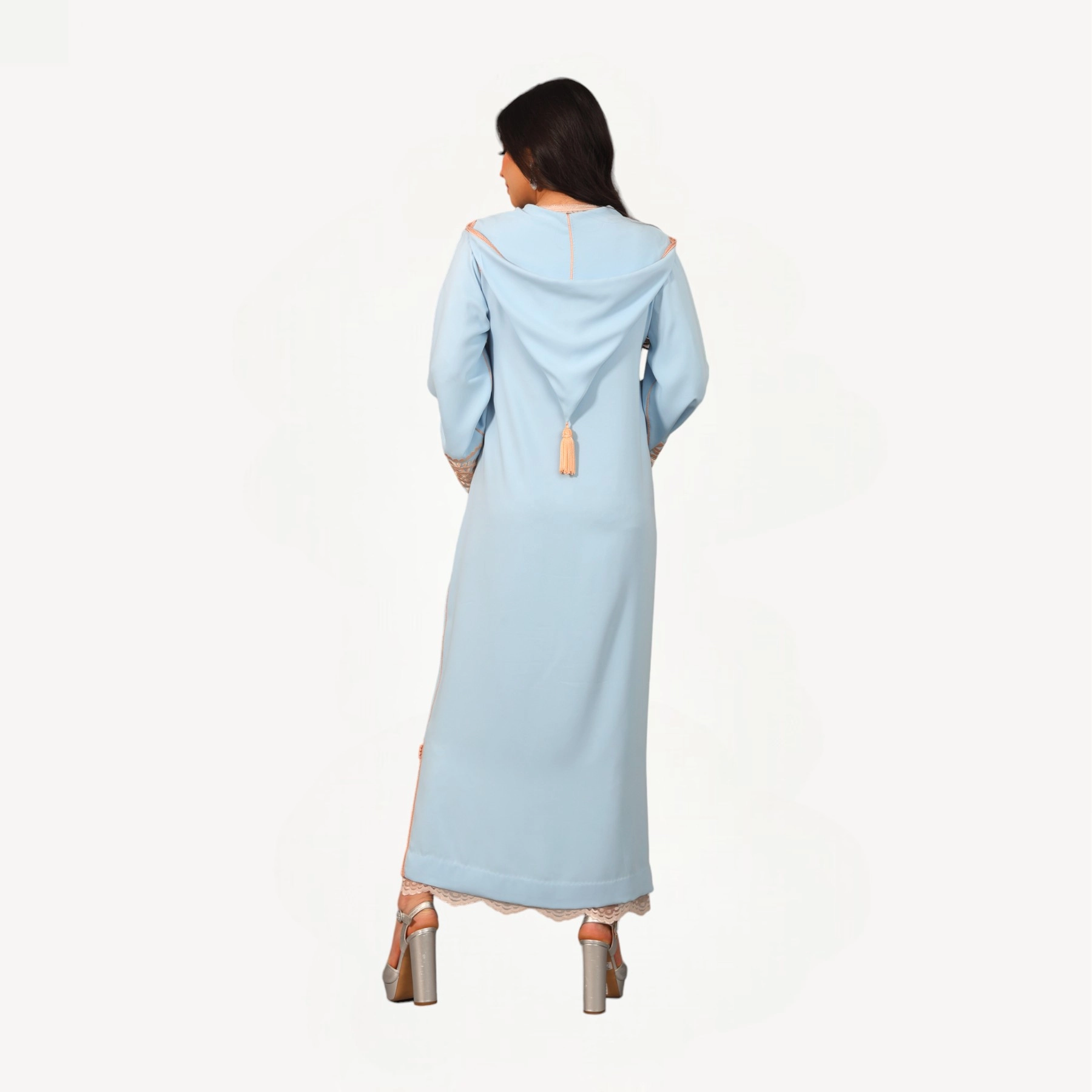 Djellaba-Latifa-Mautassin-Bleu-ciel.webp Djellaba Latifa Mautassin bleu ciel en crêpe avec dentelle et broderies délicates, une tenue artisanale élégante et raffinée.