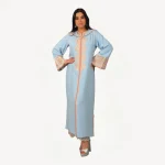 Djellaba Latifa Mautassin bleu ciel en crêpe avec dentelle et broderies délicates, une tenue artisanale élégante et raffinée.