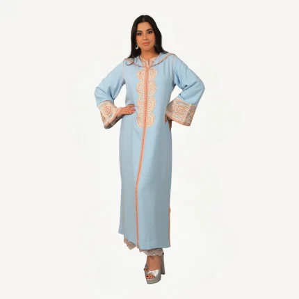 Djellaba Latifa Mautassin bleu ciel en crêpe avec dentelle et broderies délicates, une tenue artisanale élégante et raffinée.
