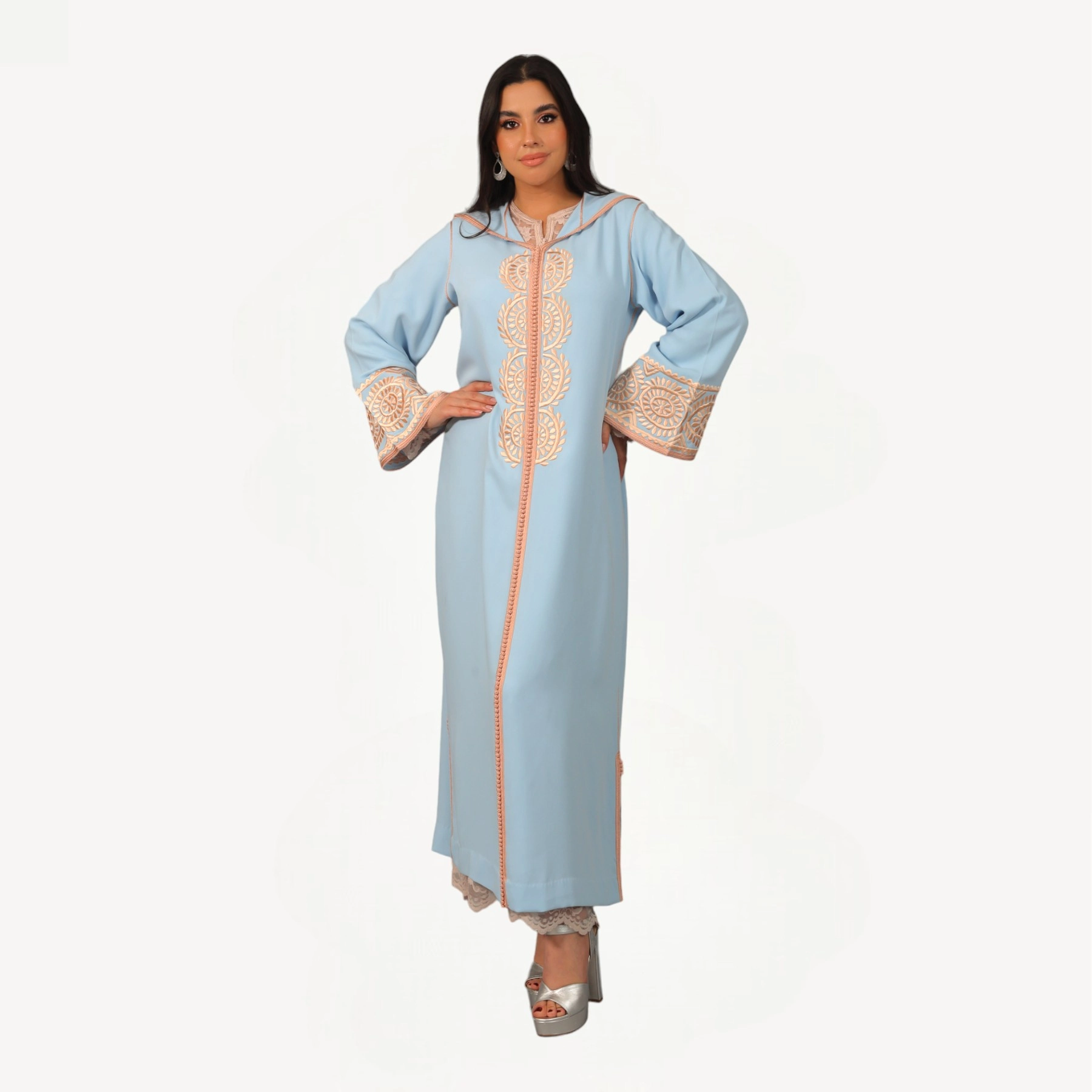 Djellaba-Latifa-Mautassin-Bleu-ciel2.webp Djellaba Latifa Mautassin bleu ciel en crêpe avec dentelle et broderies délicates, une tenue artisanale élégante et raffinée.