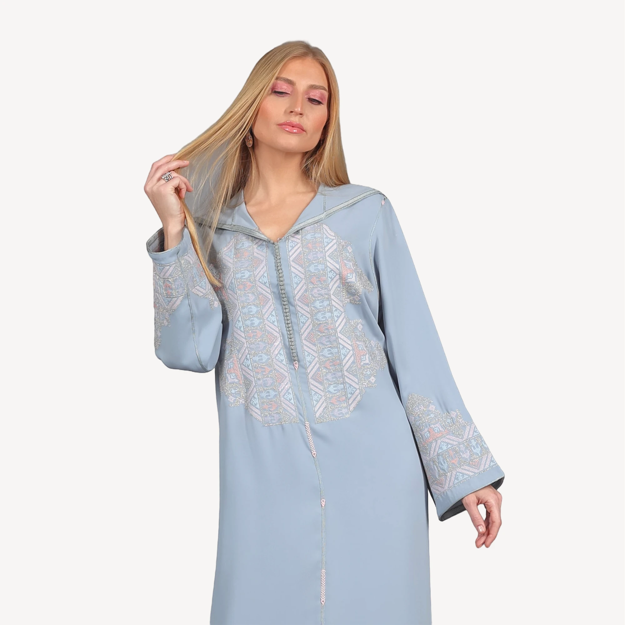 Djellaba-Shamma-Mautassin-Bleu-cadet1.webp Djellaba Shamma Mautassin en bleu cadet, confectionnée en crêpe avec broderies délicates, parfaite pour mariages et soirées élégantes.
