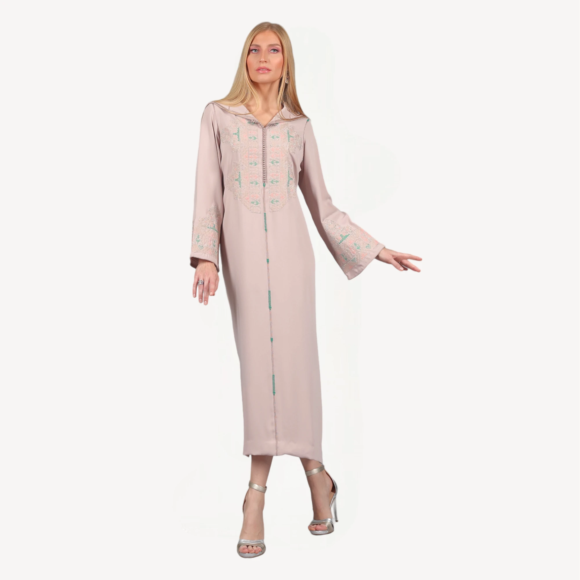 Djellaba-Shamma-Mautassin-Nude-beige.webp Djellaba Shamma Mautassin en nude beige, confectionnée en crêpe avec des détails brodés élégants, parfaite pour un style intemporel.