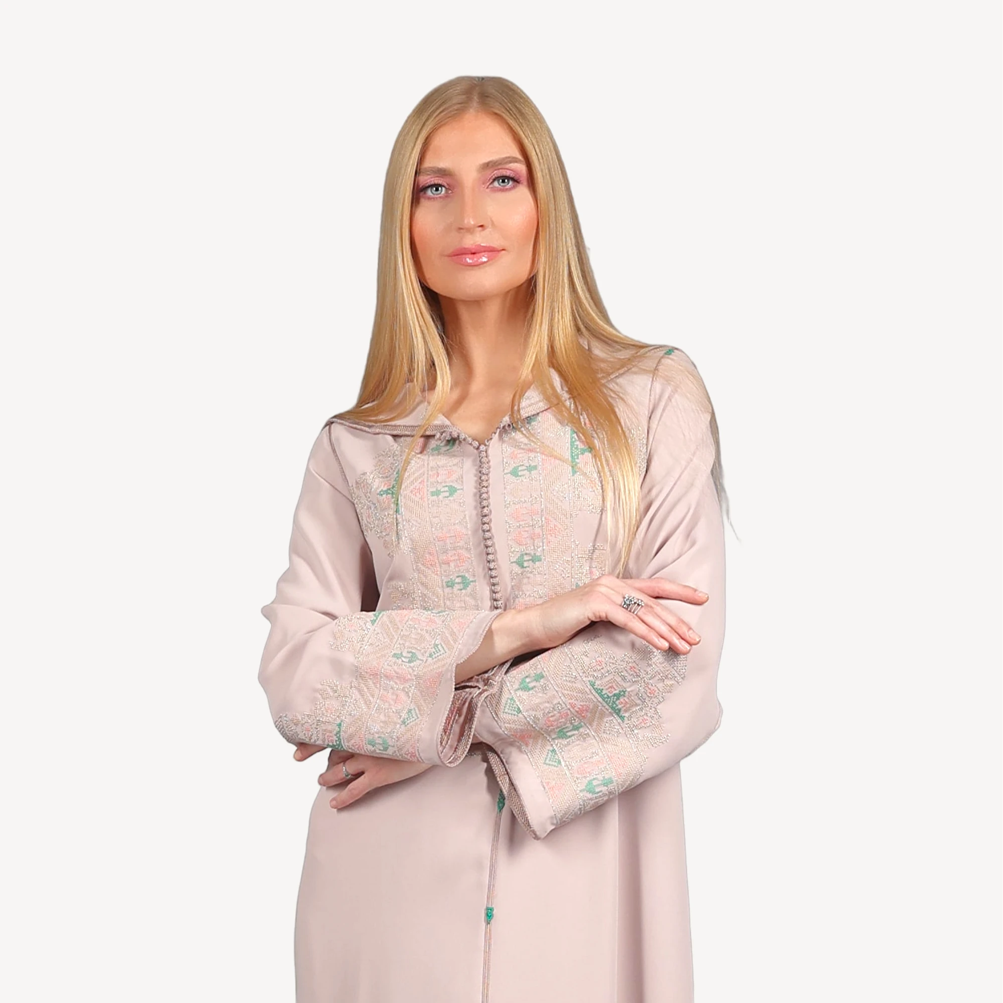 Djellaba-Shamma-Mautassin-Nude-beige1.webp Djellaba Shamma Mautassin en nude beige, confectionnée en crêpe avec des détails brodés élégants, parfaite pour un style intemporel.