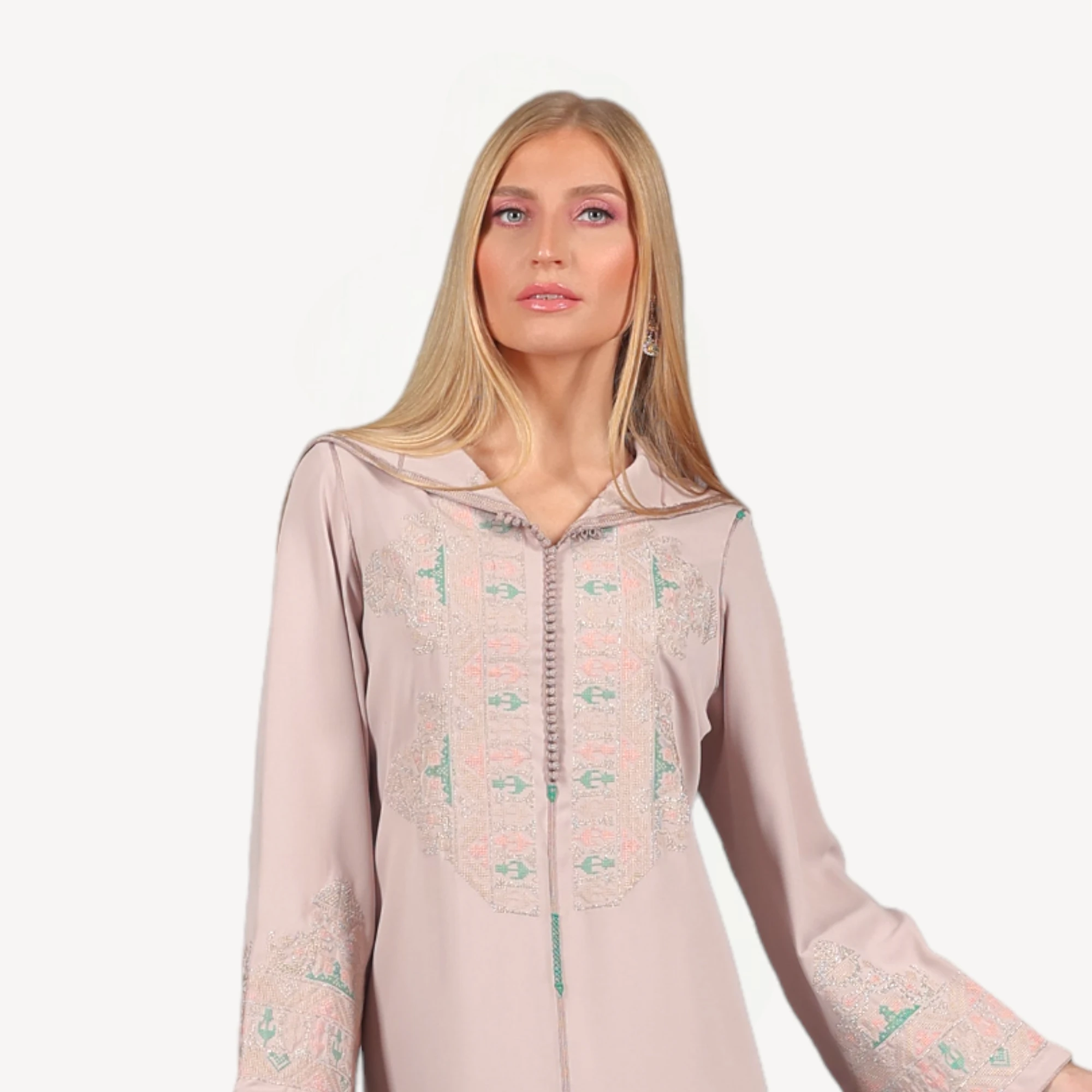 Djellaba-Shamma-Mautassin-Nude-beige2.webp Djellaba Shamma Mautassin en nude beige, confectionnée en crêpe avec des détails brodés élégants, parfaite pour un style intemporel.