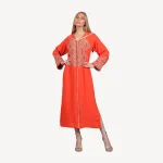 Djellaba Shamma Mautassin en orange vibrant, une djellaba artisanale en crêpe avec broderies fines, idéale pour les événements spéciaux.