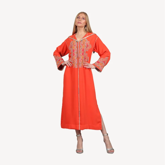 Djellaba Shamma Mautassin en orange vibrant, une djellaba artisanale en crêpe avec broderies fines, idéale pour les événements spéciaux.
