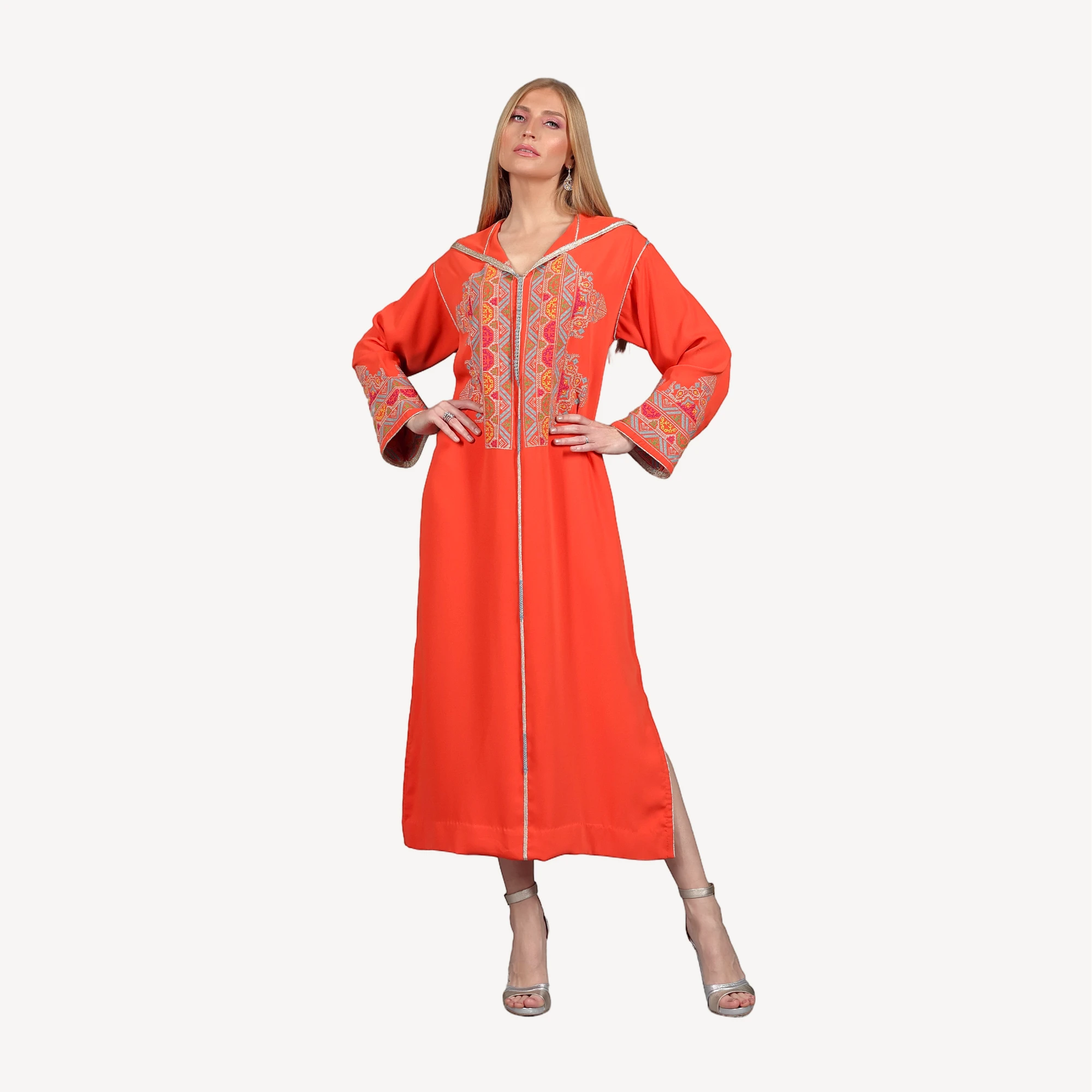 Djellaba-Shamma-Mautassin-Orange.webp Djellaba Shamma Mautassin en orange vibrant, une djellaba artisanale en crêpe avec broderies fines, idéale pour les événements spéciaux.