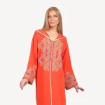 Djellaba Shamma Mautassin en orange vibrant, une djellaba artisanale en crêpe avec broderies fines, idéale pour les événements spéciaux.