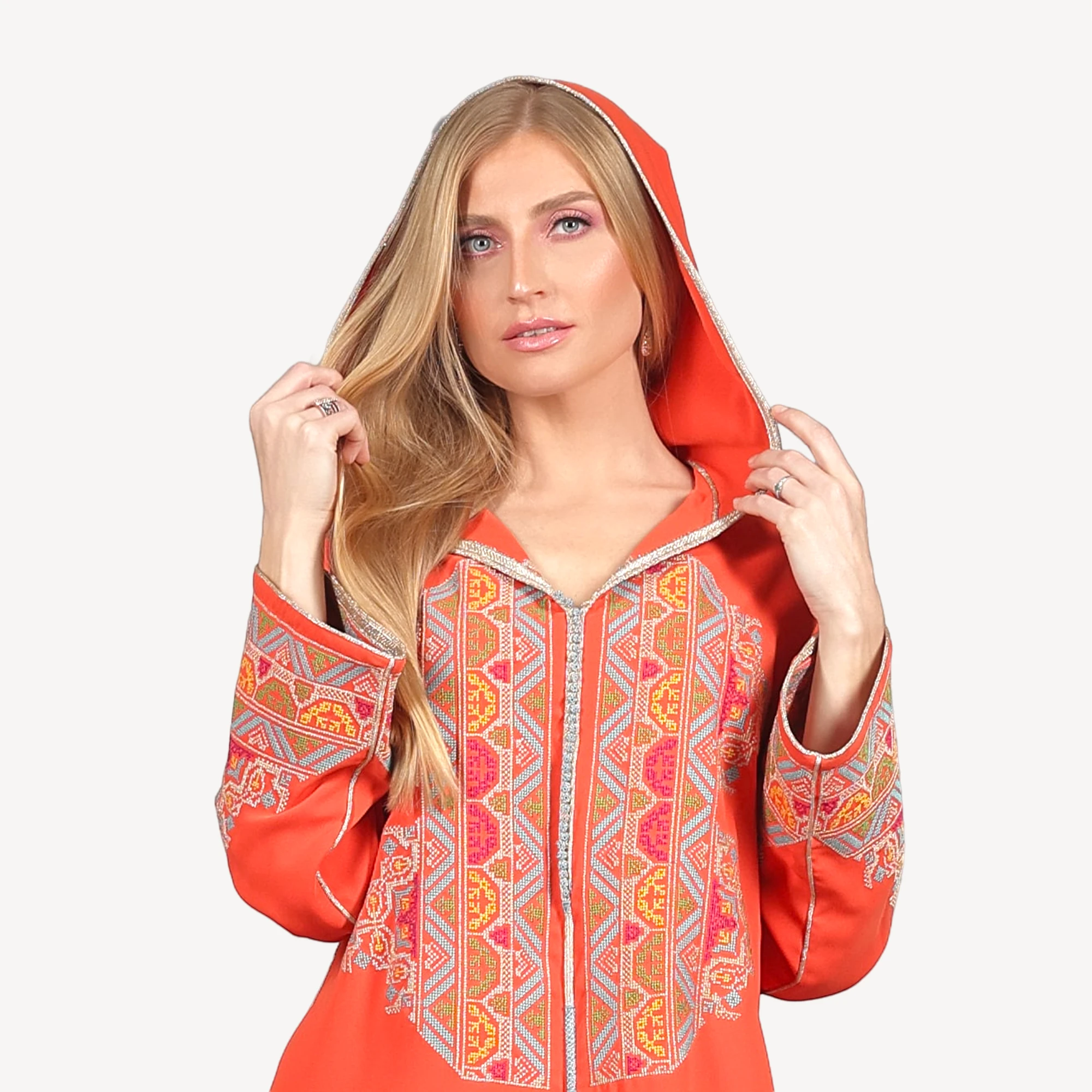 Djellaba-Shamma-Mautassin-Orange2.webp Djellaba Shamma Mautassin en orange vibrant, une djellaba artisanale en crêpe avec broderies fines, idéale pour les événements spéciaux.