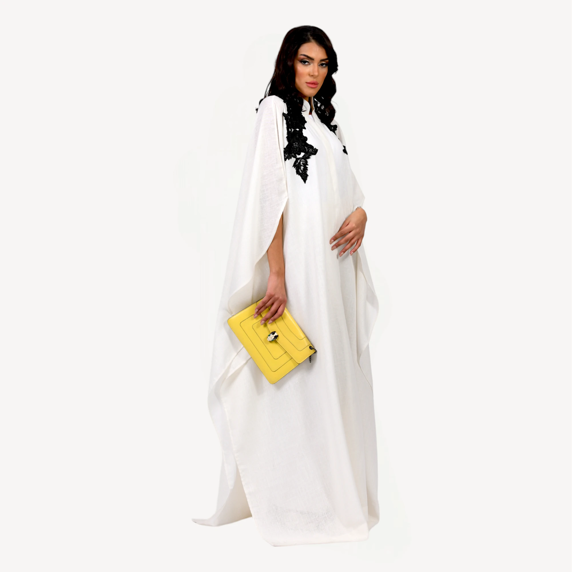 Kimono-Ameera-Mautassin-blanc1.webp Kimono Ameera Mautassin blanc, confectionné à la main, parfait pour occasions prestigieuses et mariages.