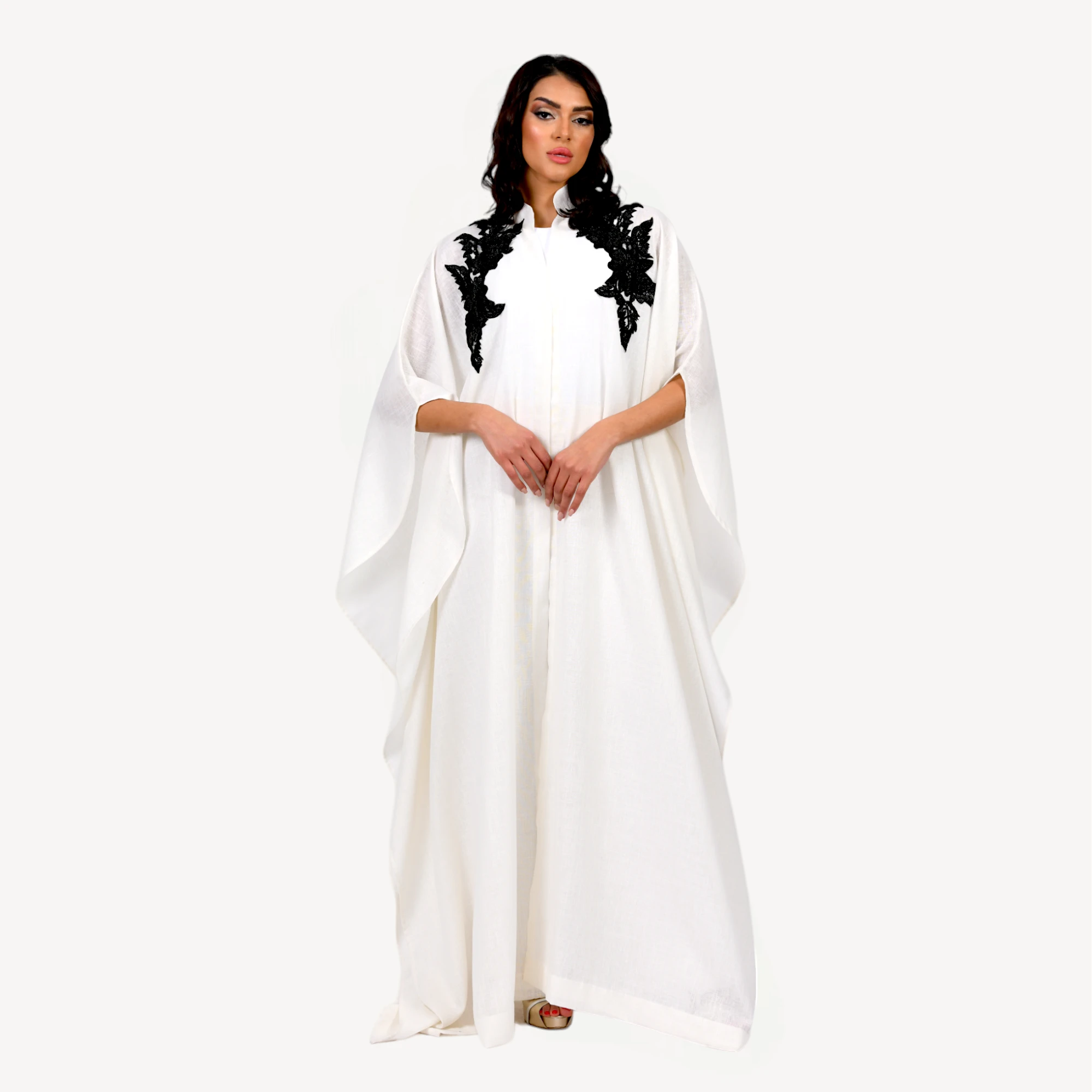 Kimono-Ameera-Mautassin-blanc2.webp Kimono Ameera Mautassin blanc, confectionné à la main, parfait pour occasions prestigieuses et mariages.