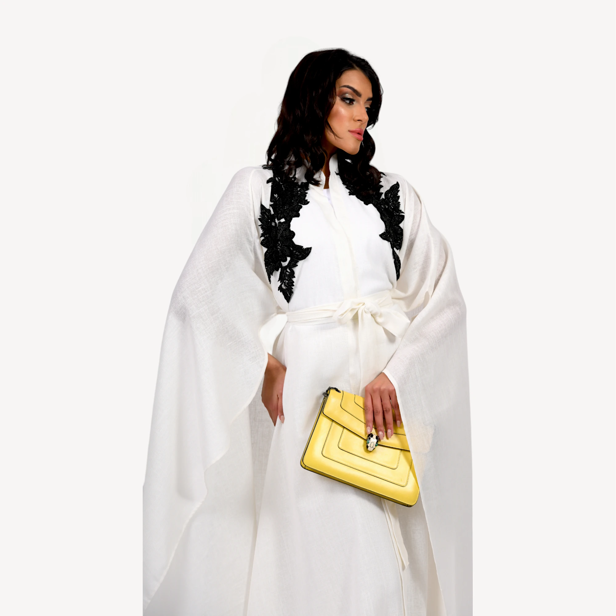 Kimono-Ameera-Mautassin-blanc3.webp Kimono Ameera Mautassin blanc, confectionné à la main, parfait pour occasions prestigieuses et mariages.