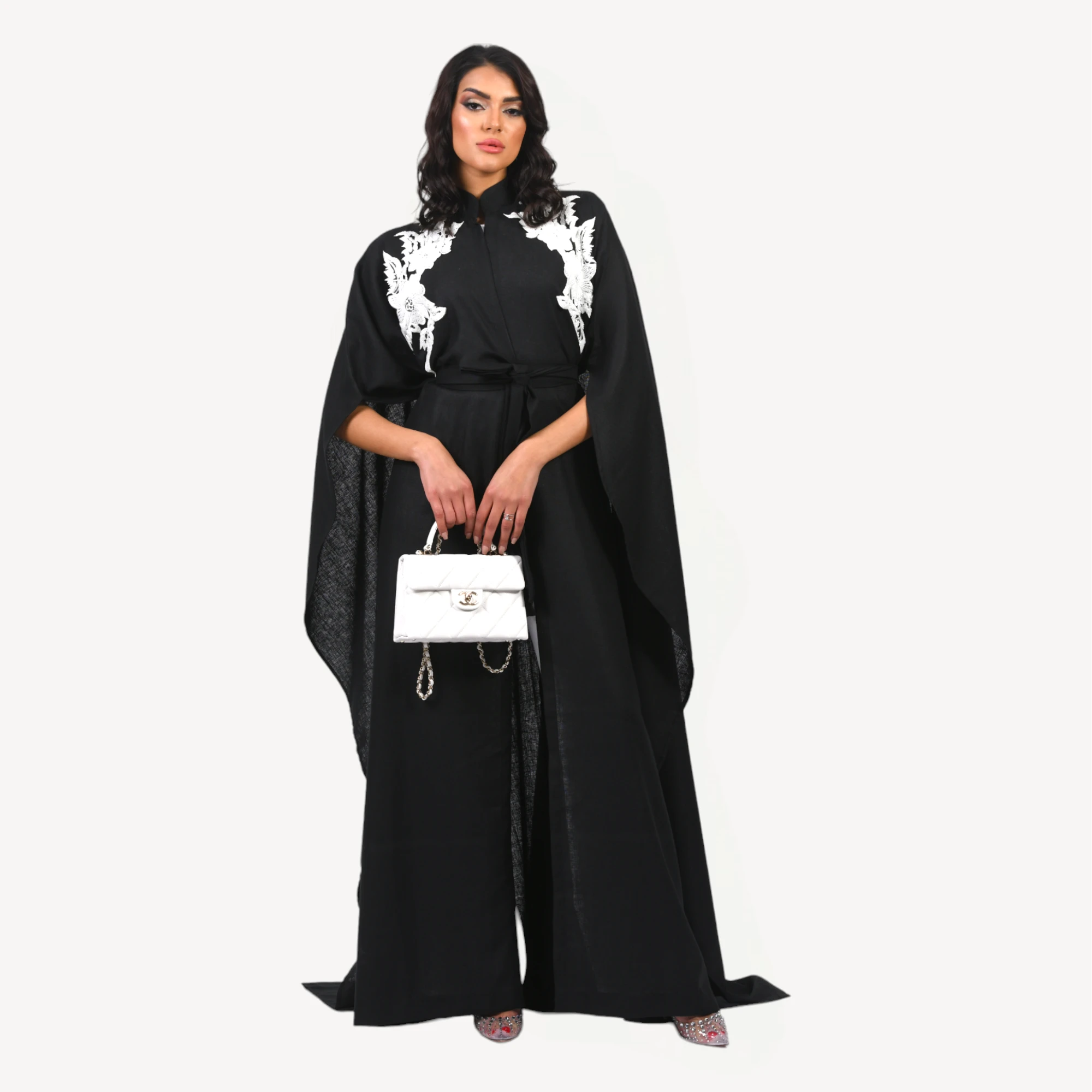 Kimono-Ameera-Mautassin-noir1.webp Kimono Ameera Mautassin en noir avec finitions artisanales, une tenue luxueuse et intemporelle.