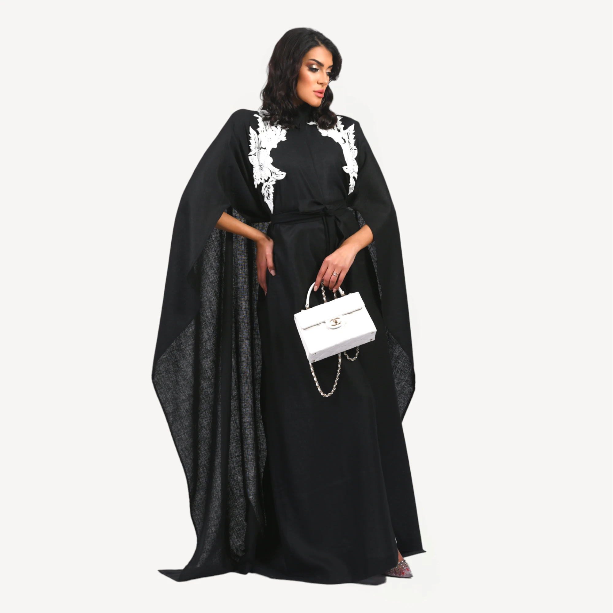 Kimono-Ameera-Mautassin-noir2.webp Kimono Ameera Mautassin en noir avec finitions artisanales, une tenue luxueuse et intemporelle.