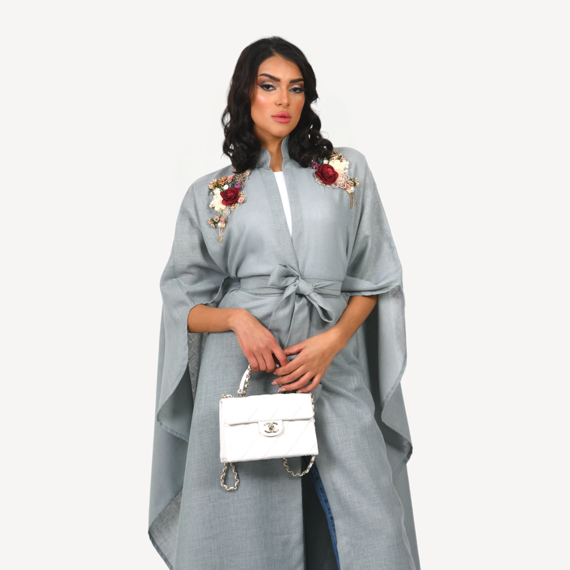 Kimono-Elissa-Mautassin-bleu-gris.webp Kimono Elissa Mautassin bleu gris élégant, une tenue artisanale parfaite pour des occasions prestigieuses.