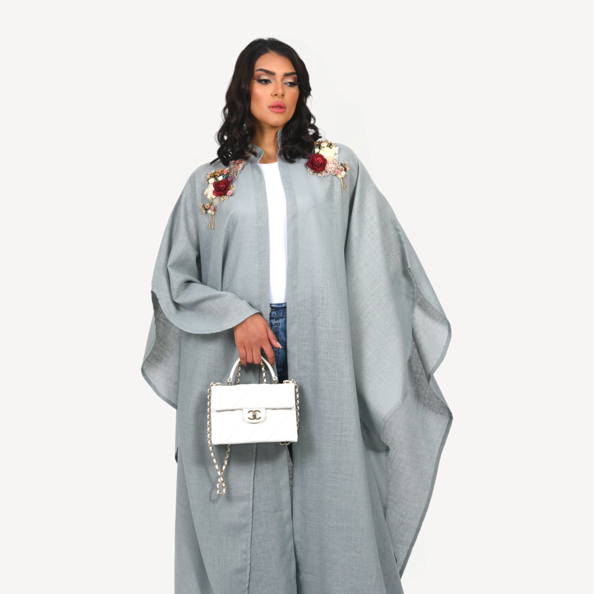 Kimono-Elissa-Mautassin-bleu-gris1.webp Kimono Elissa Mautassin bleu gris élégant, une tenue artisanale parfaite pour des occasions prestigieuses.