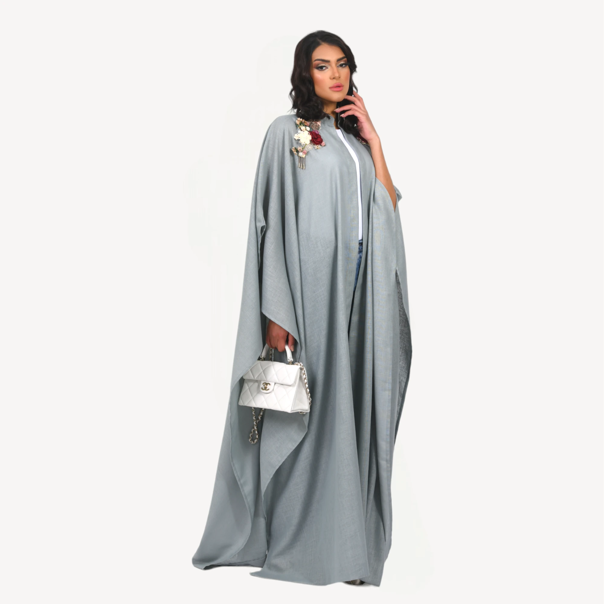 Kimono-Elissa-Mautassin-bleu-gris4.webp Kimono Elissa Mautassin bleu gris élégant, une tenue artisanale parfaite pour des occasions prestigieuses.