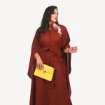 Kimono Elissa Mautassin bordeaux brique raffiné avec finitions artisanales, conçu pour mariages et soirées élégantes.