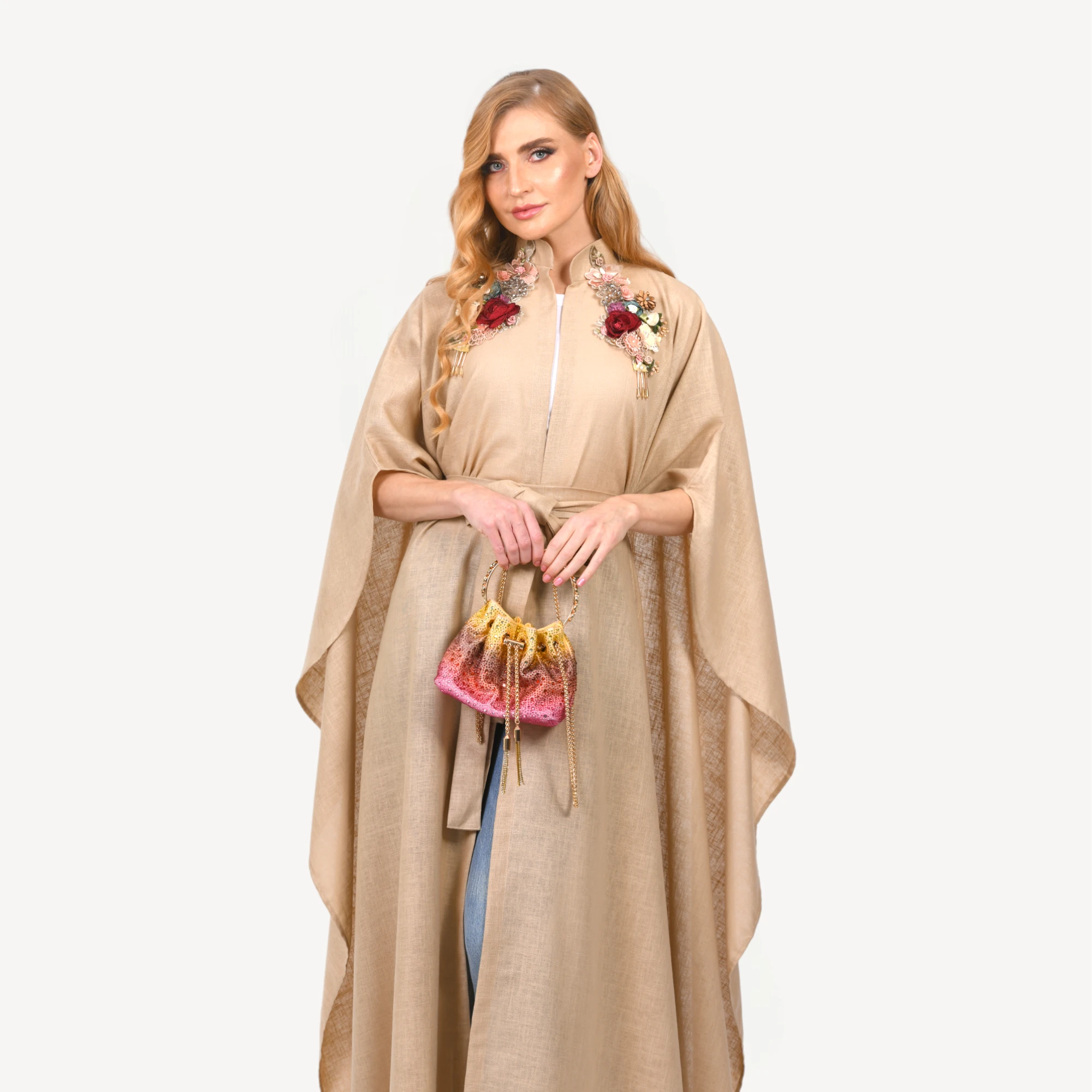 Kimono-Elissa-Mautassin-jaune-sable2.webp Kimono Elissa Mautassin en jaune sable, confectionné à la main, idéal pour les mariages et réceptions élégantes.