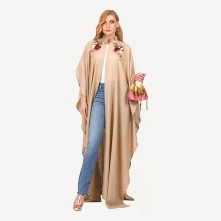 Kimono Elissa Mautassin en jaune sable, confectionné à la main, idéal pour les mariages et réceptions élégantes.
