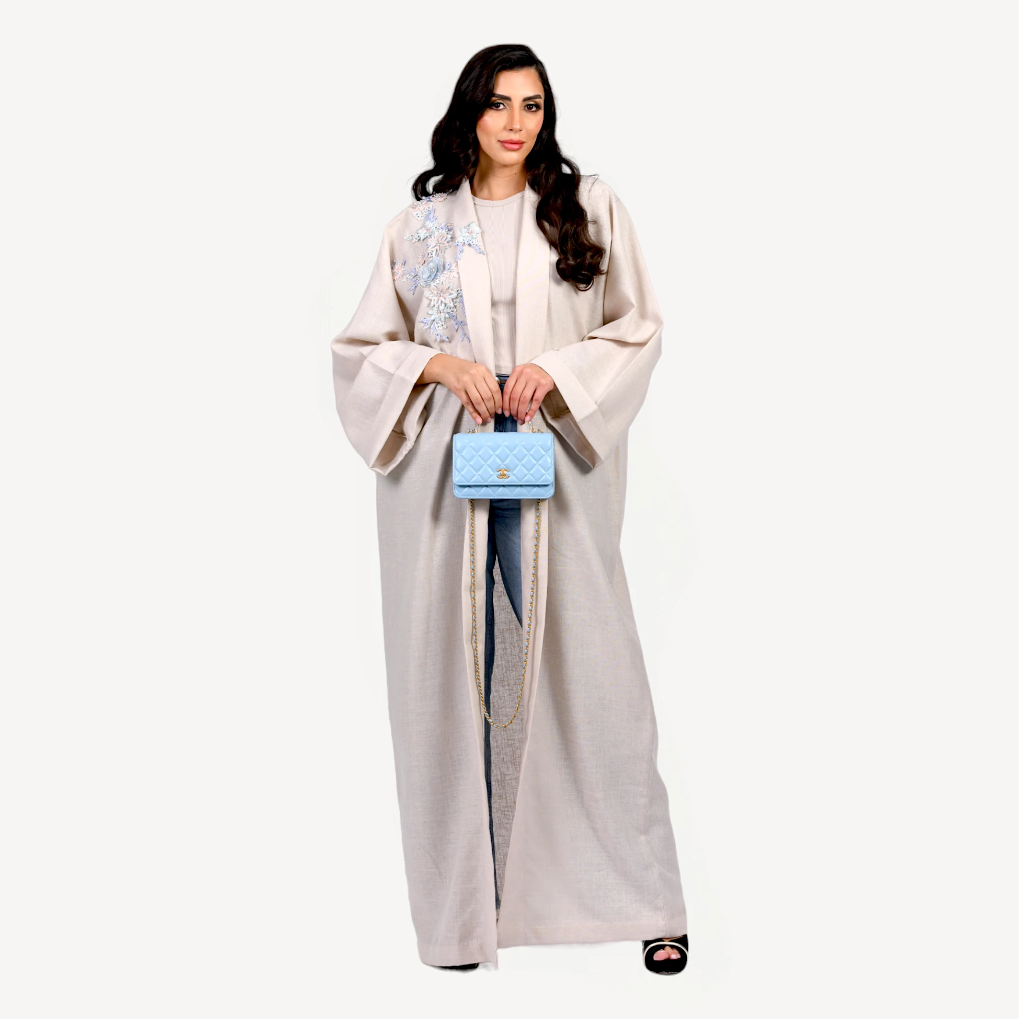 Kimono-Leena-beige-clair-Mautassin.webp Kimono Leena Mautassin beige clair élégant, confection artisanale pour un style intemporel et raffiné.