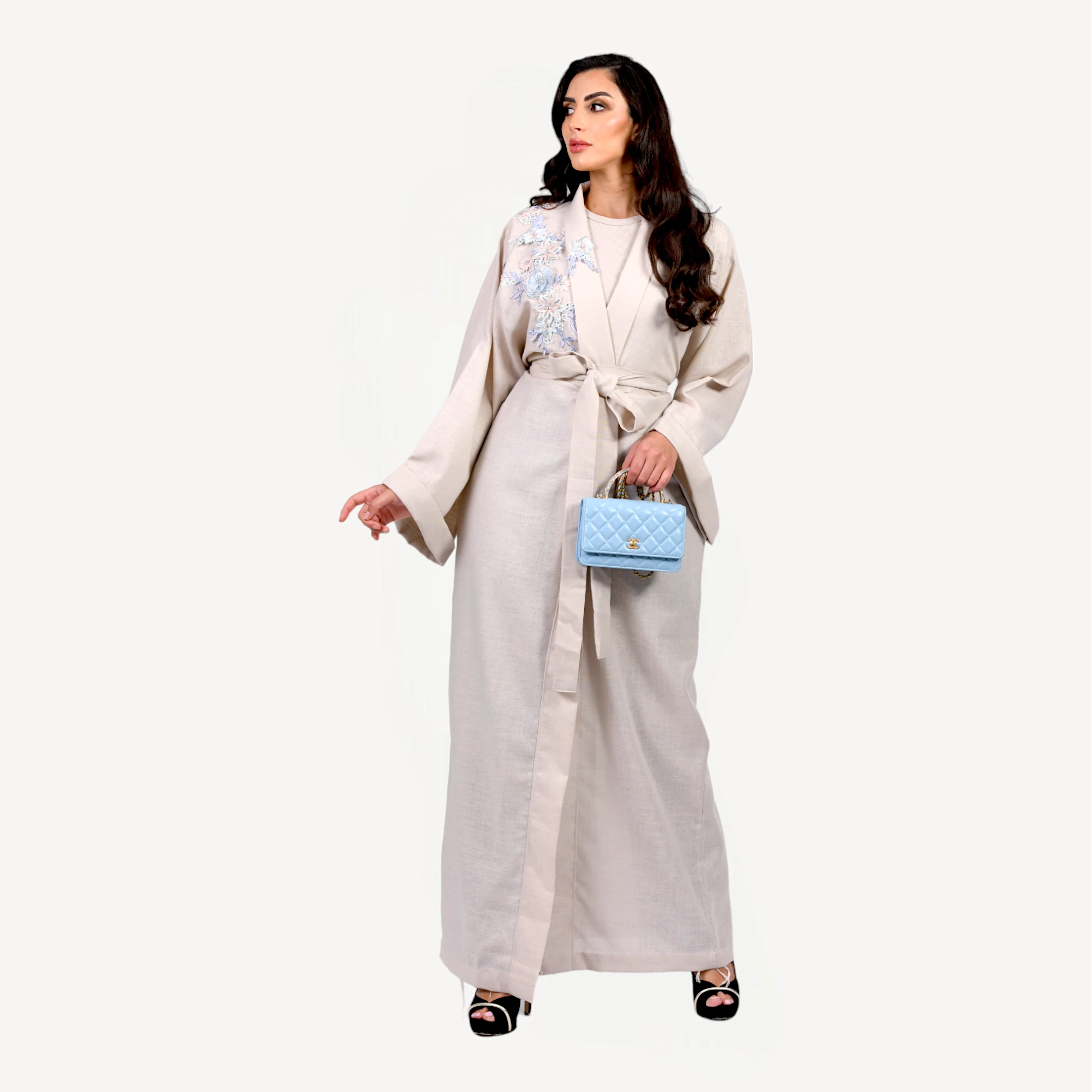 Kimono-Leena-beige-clair-Mautassin1.webp Kimono Leena Mautassin beige clair élégant, confection artisanale pour un style intemporel et raffiné.