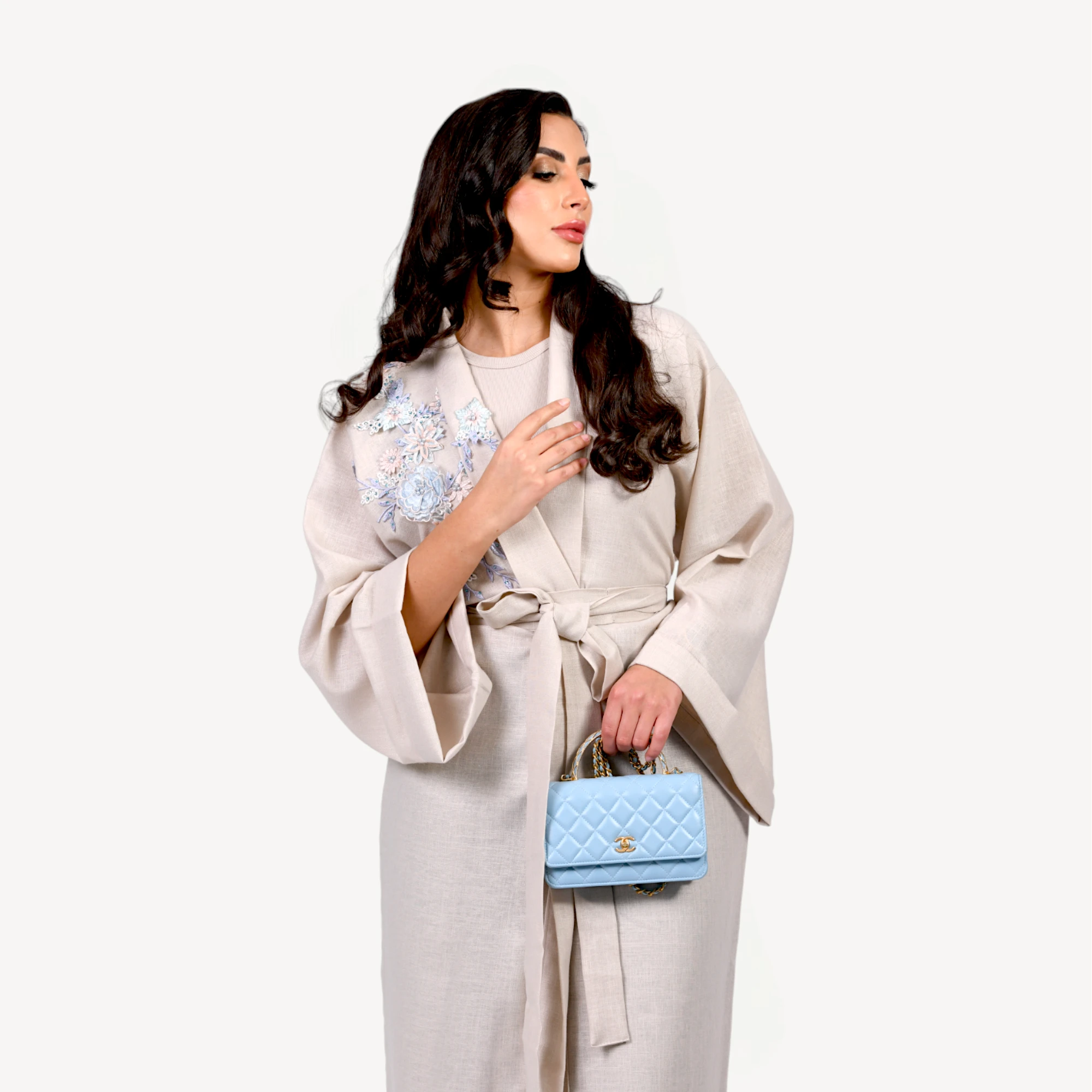 Kimono-Leena-beige-clair-Mautassin2.webp Kimono Leena Mautassin beige clair élégant, confection artisanale pour un style intemporel et raffiné.