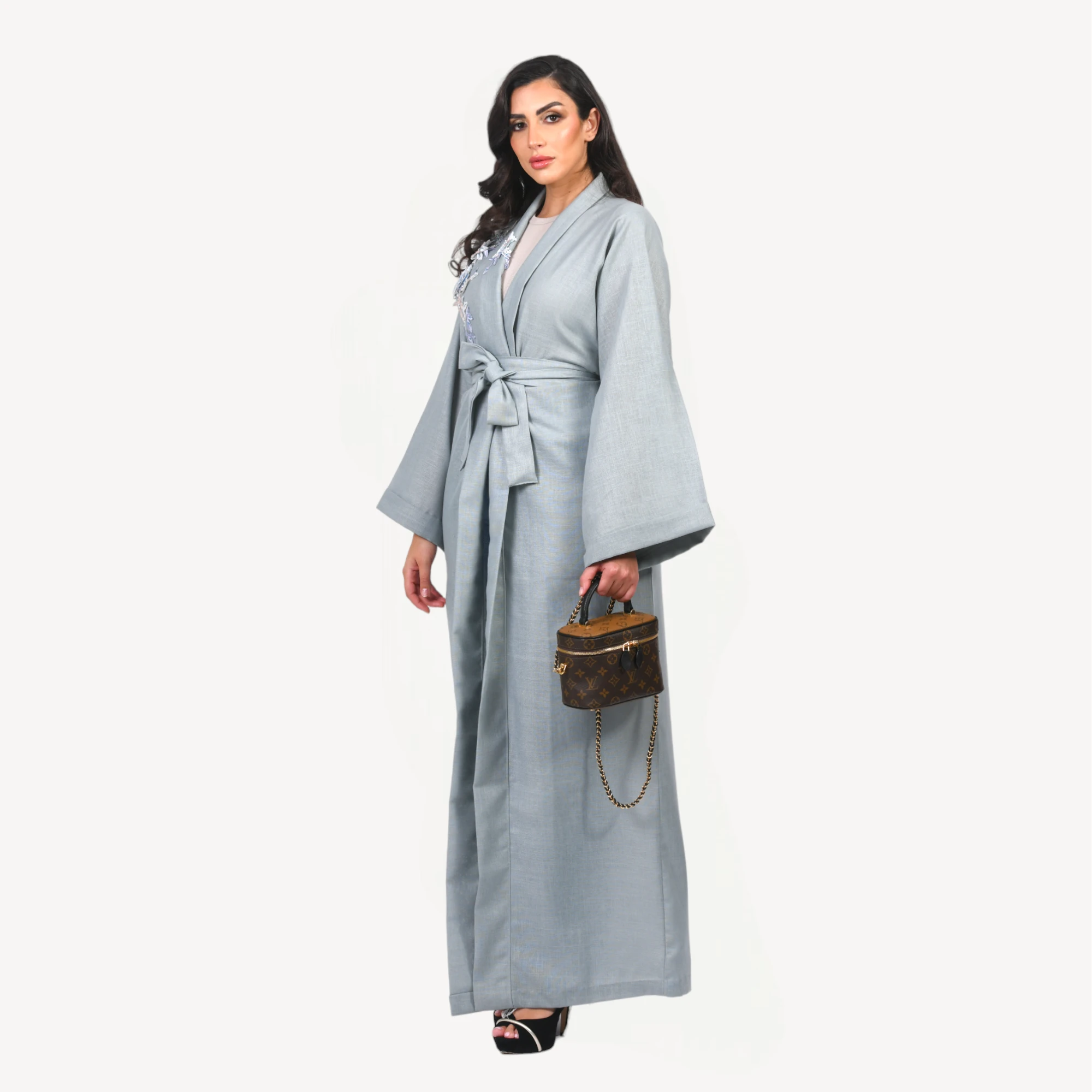 Kimono-Leena-bleu-gris-Mautassin.webp Kimono Leena Mautassin bleu gris élégant, une pièce artisanale idéale pour mariages et réceptions sophistiquées.
