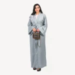 Kimono Leena Mautassin bleu gris élégant, une pièce artisanale idéale pour mariages et réceptions sophistiquées.