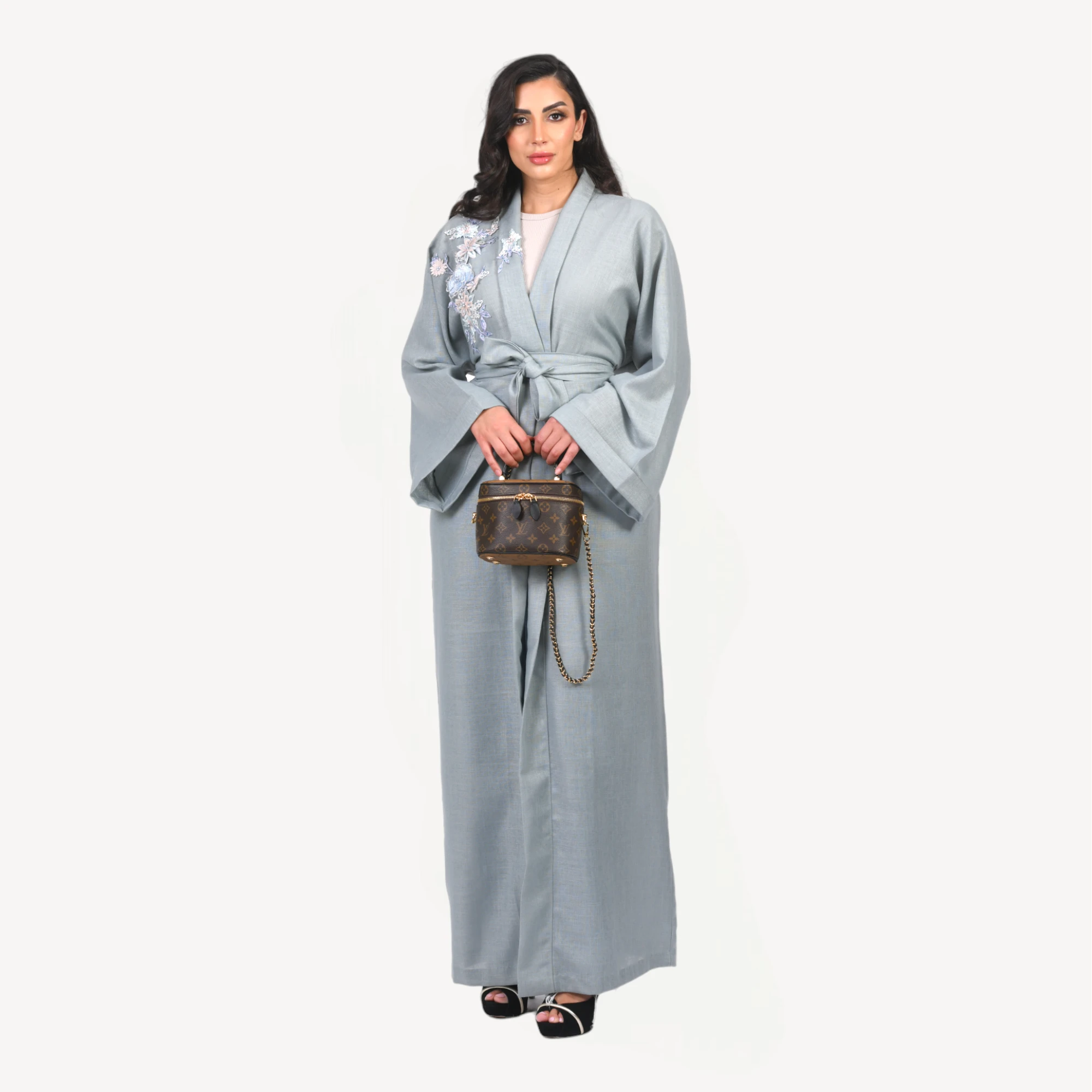 Kimono-Leena-bleu-gris-Mautassin1.webp Kimono Leena Mautassin bleu gris élégant, une pièce artisanale idéale pour mariages et réceptions sophistiquées.
