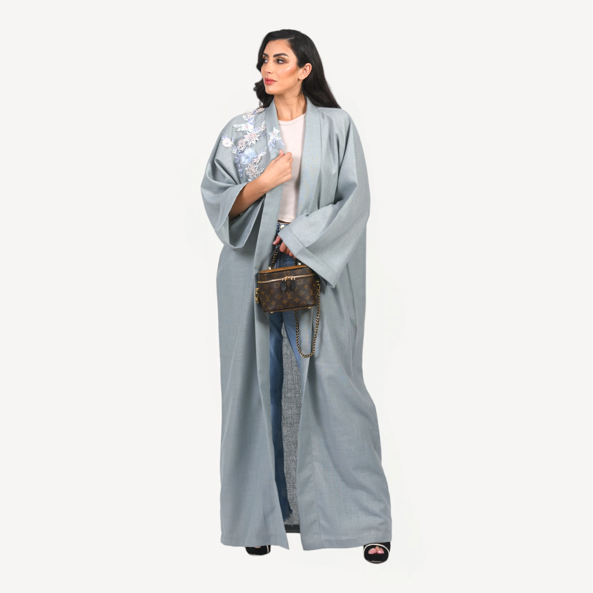 Kimono-Leena-bleu-gris-Mautassin2.webp Kimono Leena Mautassin bleu gris élégant, une pièce artisanale idéale pour mariages et réceptions sophistiquées.