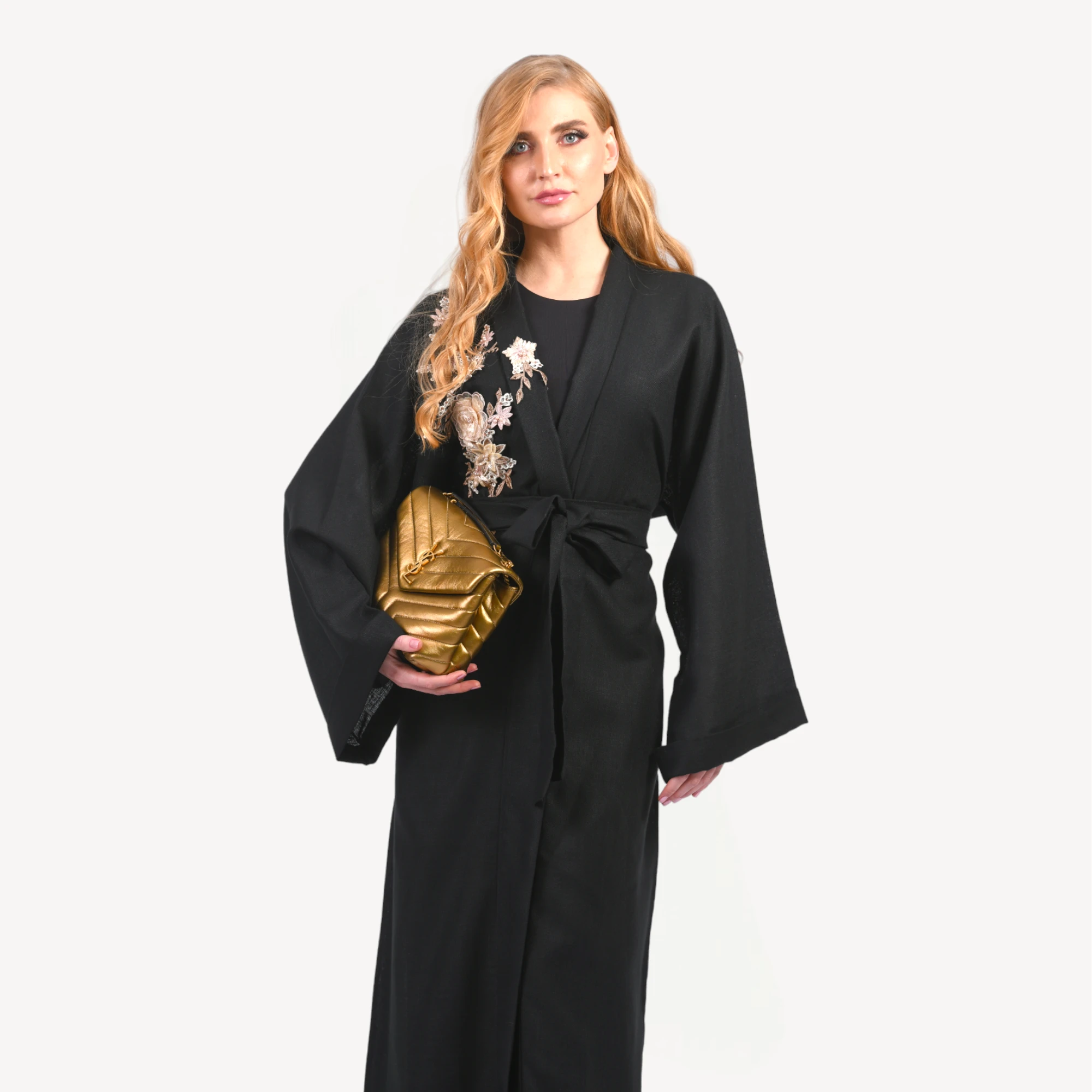 Kimono-Leena-noir-Mautassin.webp Kimono Leena Mautassin noir raffiné avec finitions impeccables, parfait pour les grandes occasions et un style intemporel.