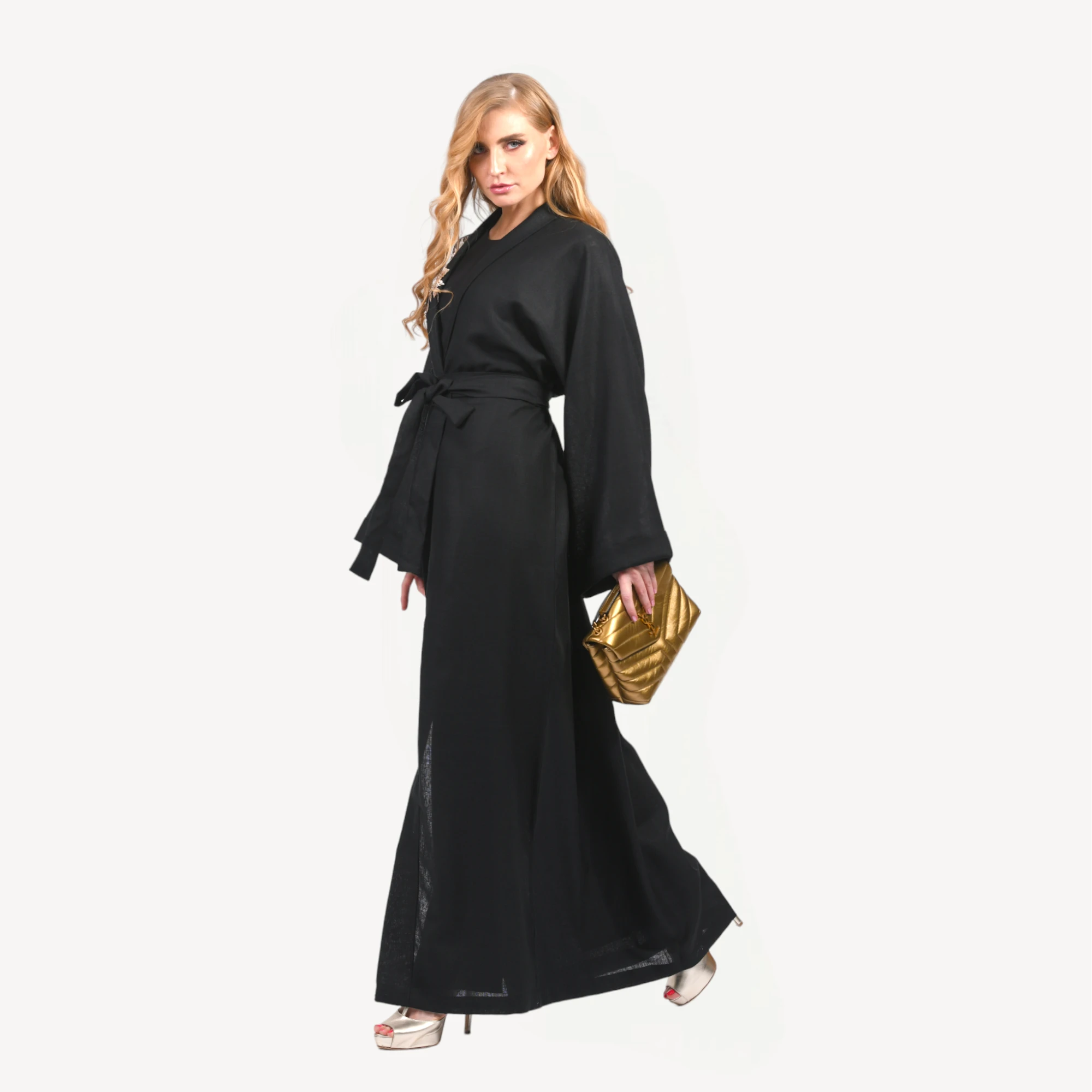 Kimono-Leena-noir-Mautassin1.webp Kimono Leena Mautassin noir raffiné avec finitions impeccables, parfait pour les grandes occasions et un style intemporel.