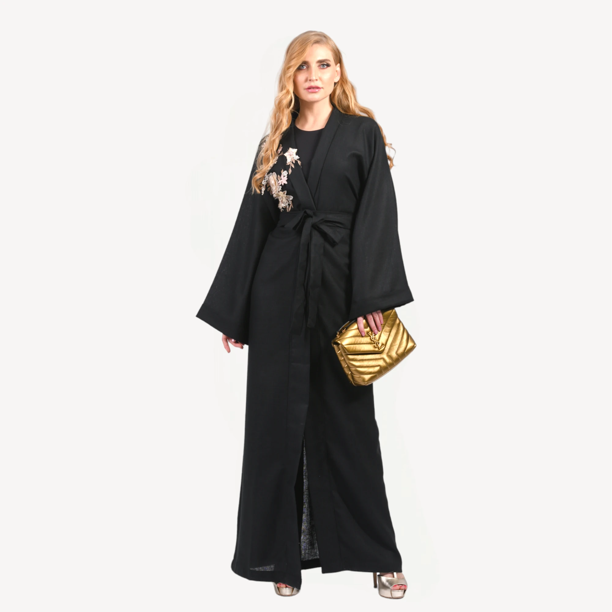 Kimono-Leena-noir-Mautassin2.webp Kimono Leena Mautassin noir raffiné avec finitions impeccables, parfait pour les grandes occasions et un style intemporel.