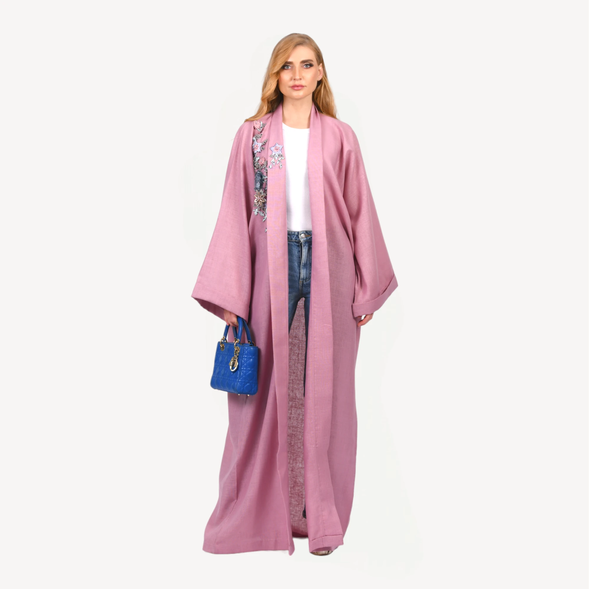 Kimono-Leena-rose-Mautassin.webp Kimono Leena Mautassin rose délicat avec coupe fluide et aérienne, idéal pour mariages et occasions élégantes.