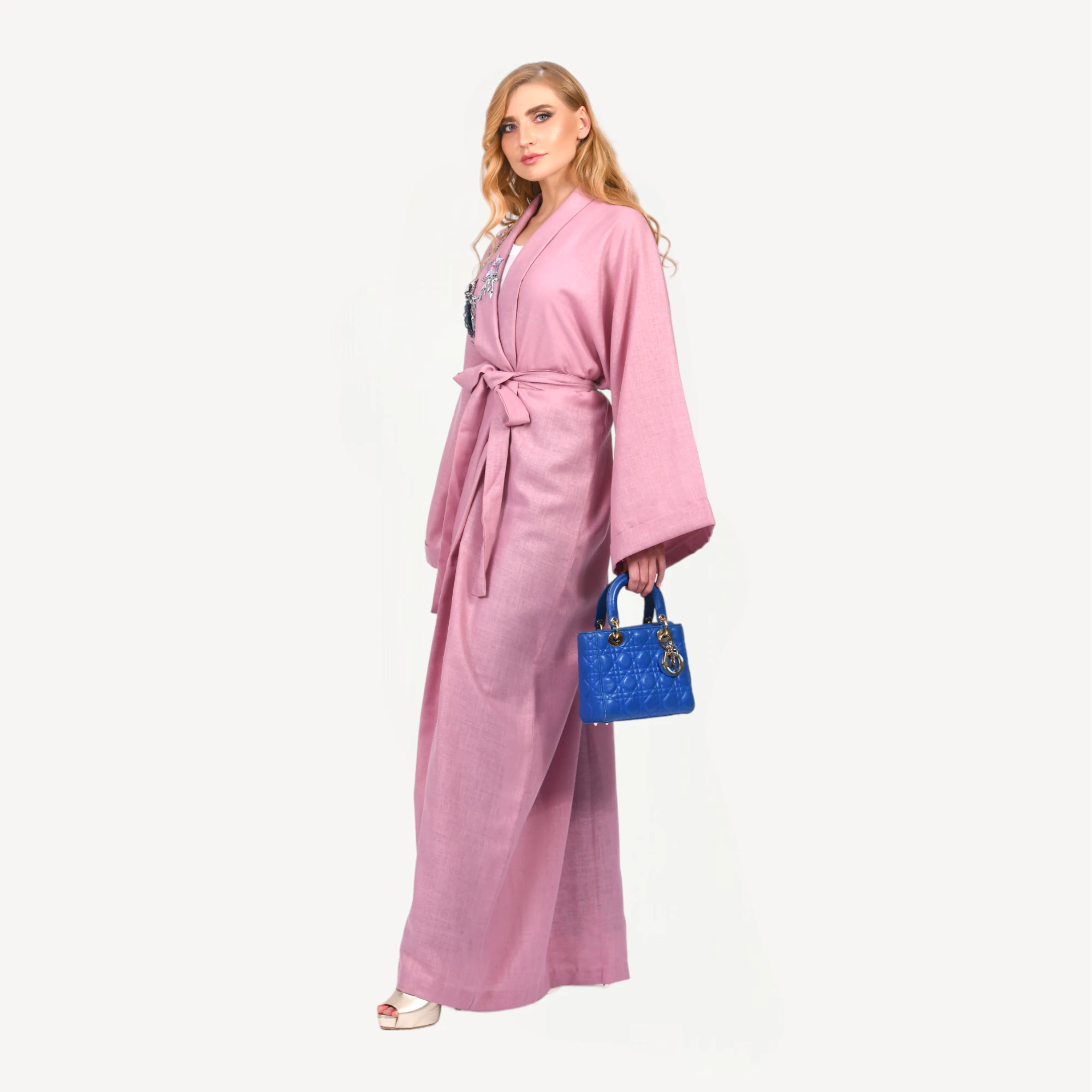 Kimono-Leena-rose-Mautassin1.webp Kimono Leena Mautassin rose délicat avec coupe fluide et aérienne, idéal pour mariages et occasions élégantes.