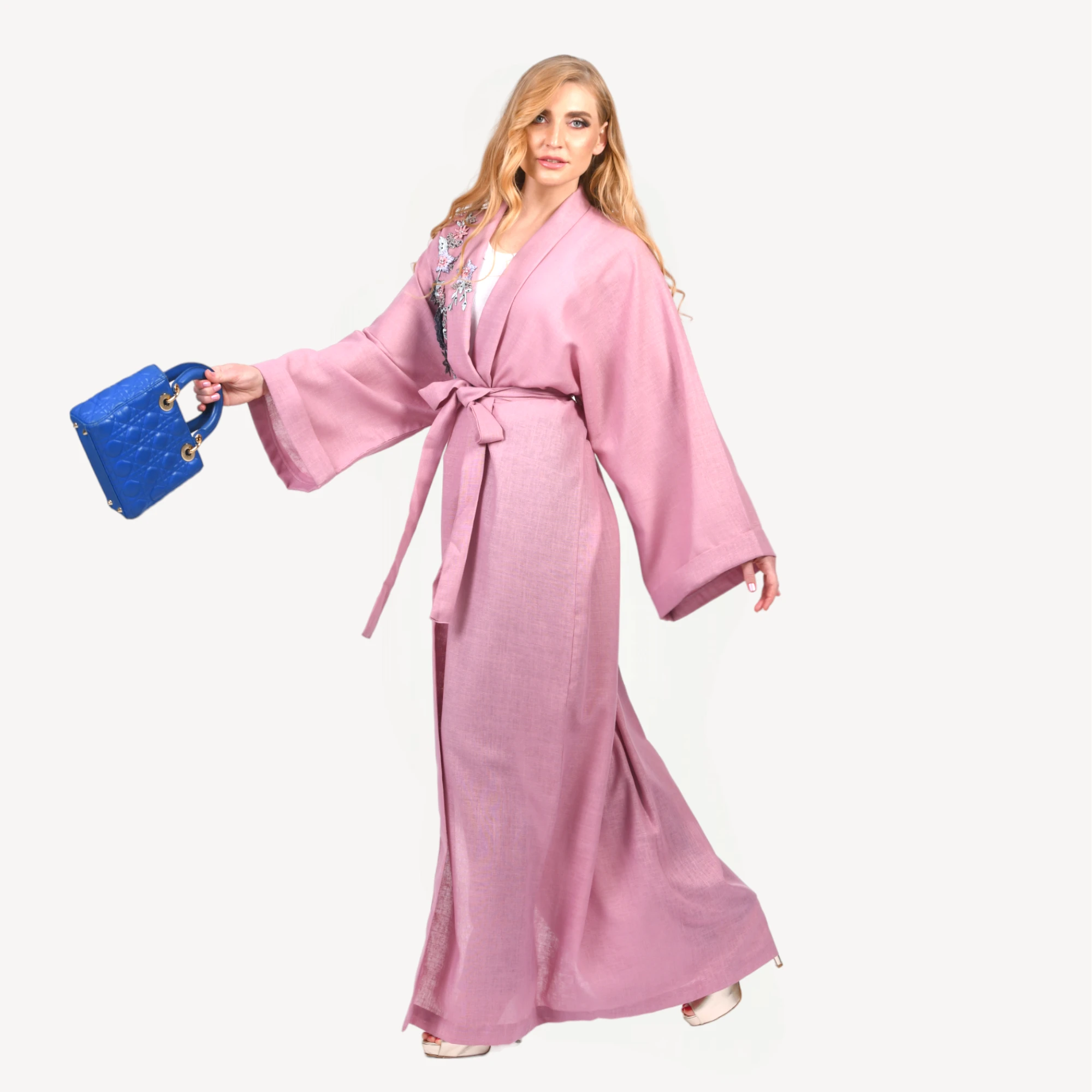 Kimono-Leena-rose-Mautassin3.webp Kimono Leena Mautassin rose délicat avec coupe fluide et aérienne, idéal pour mariages et occasions élégantes.