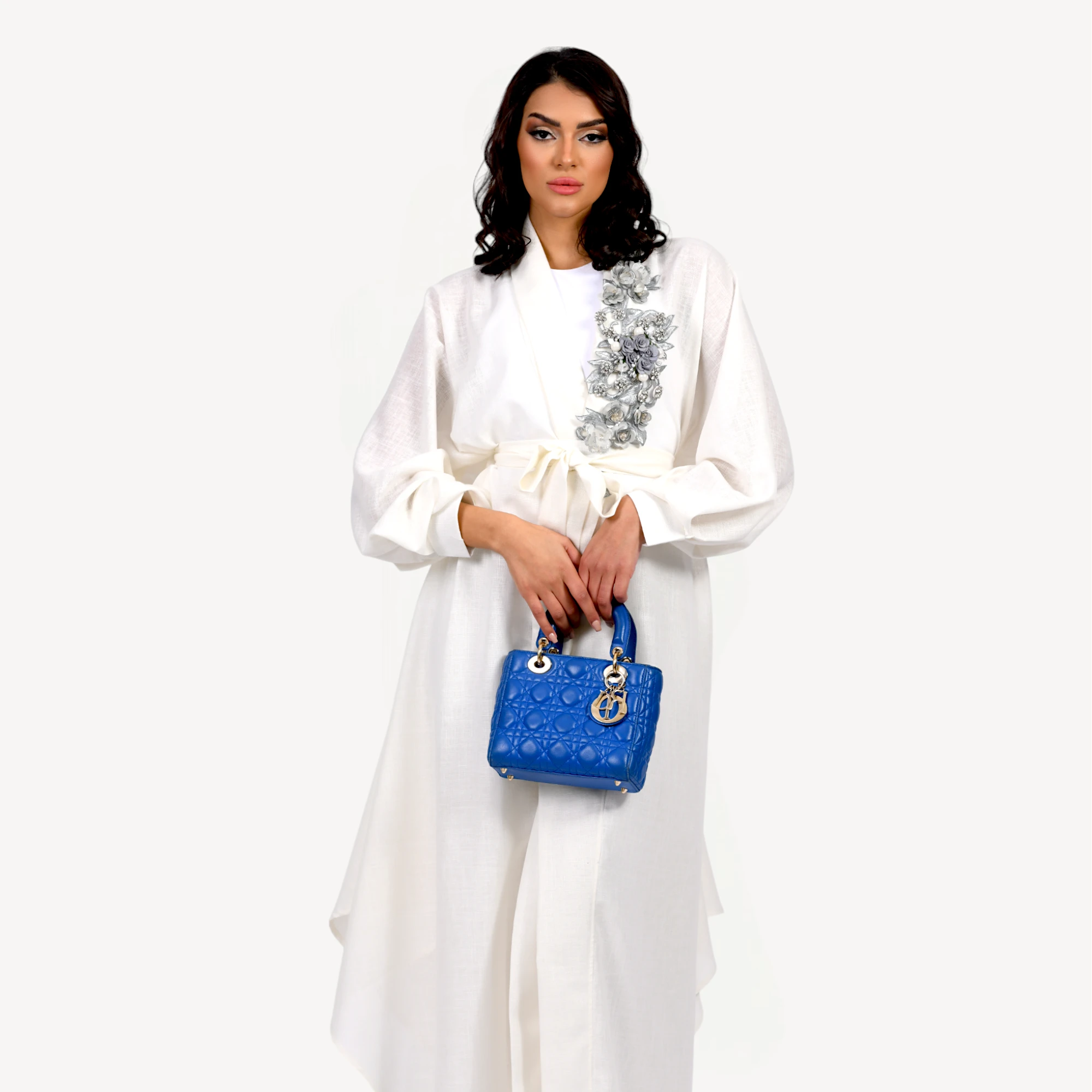 Kimono-Loujain-Mautassin-blanc-3.webp Kimono Loujain Mautassin noir raffiné avec motifs floraux brodés, conçu pour un style chic et intemporel.