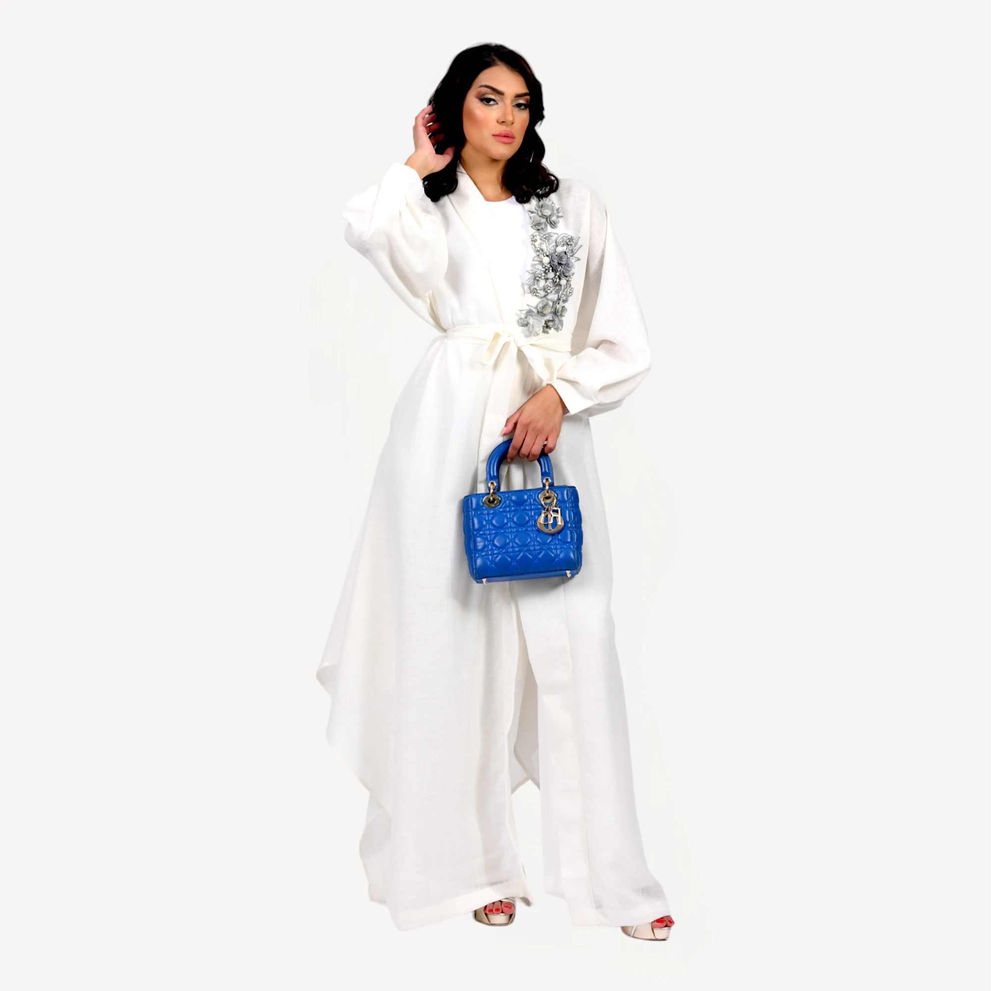 Kimono-Loujain-Mautassin-blanc-4.webp Kimono Loujain Mautassin noir raffiné avec motifs floraux brodés, conçu pour un style chic et intemporel.